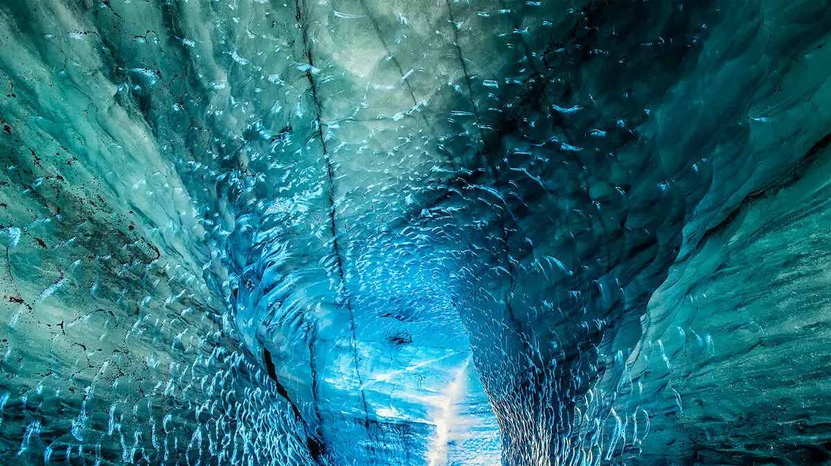 Schöne hellblaue Eishöhle in Island