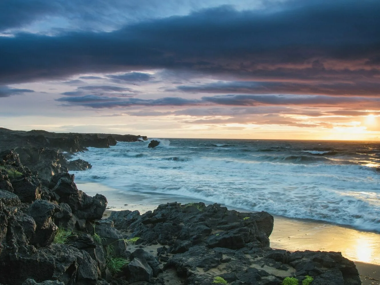 Schöne Aufnahme eines Strandes bei Sonnenuntergang auf der Halbinsel Sneafellsnes