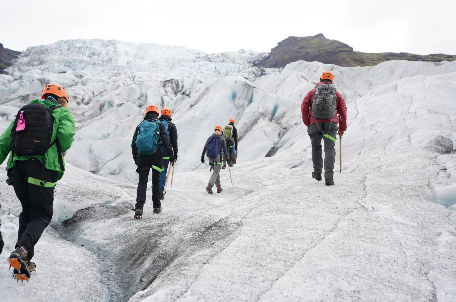 Gletscherführer, die auf dem Gletscher Vatnajökull in Island mit einer Gruppe wandern
