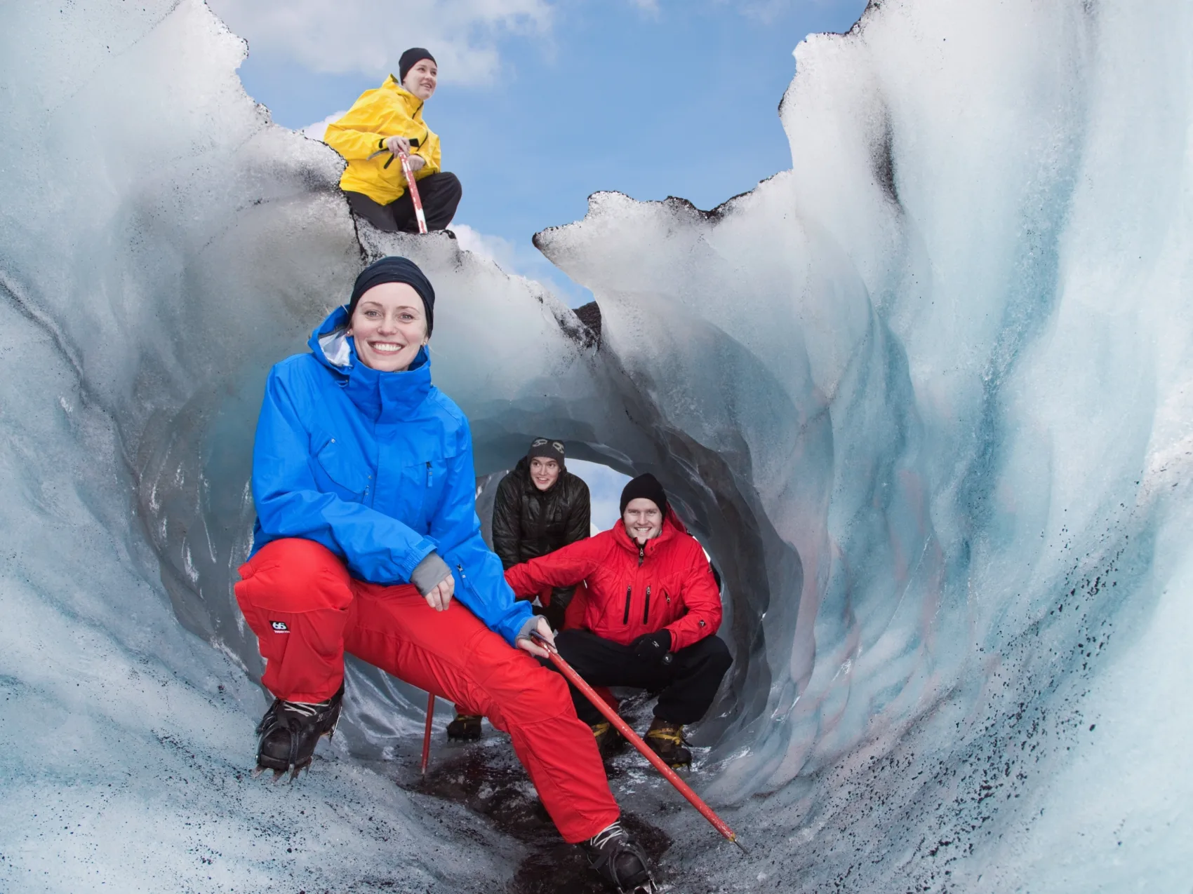 4 Personen bei einer Gletscherwanderung, ducken sich unter einen tieferen Abschnitt