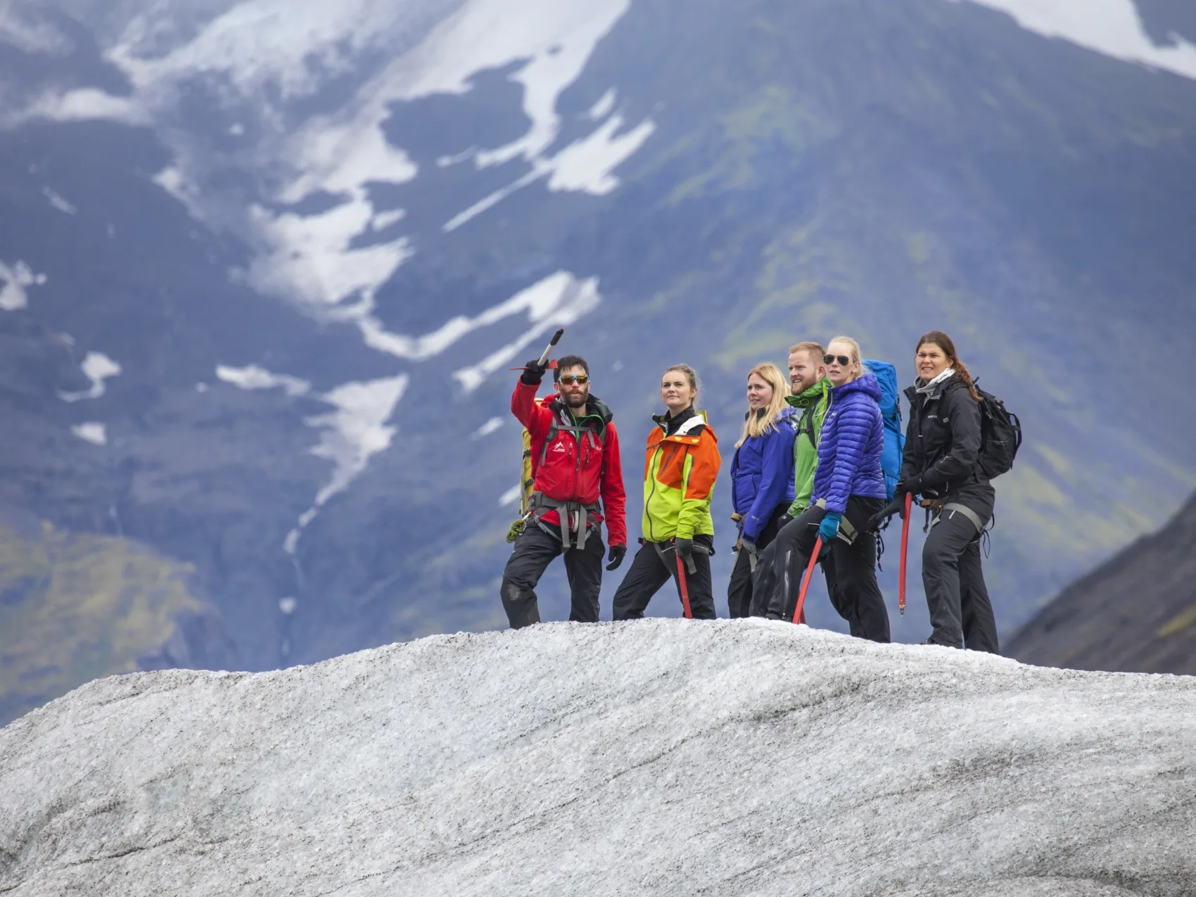 Gletscherwanderung, Gruppe von 5 Menschen begeht zusammen mit Guide einen Gletscher