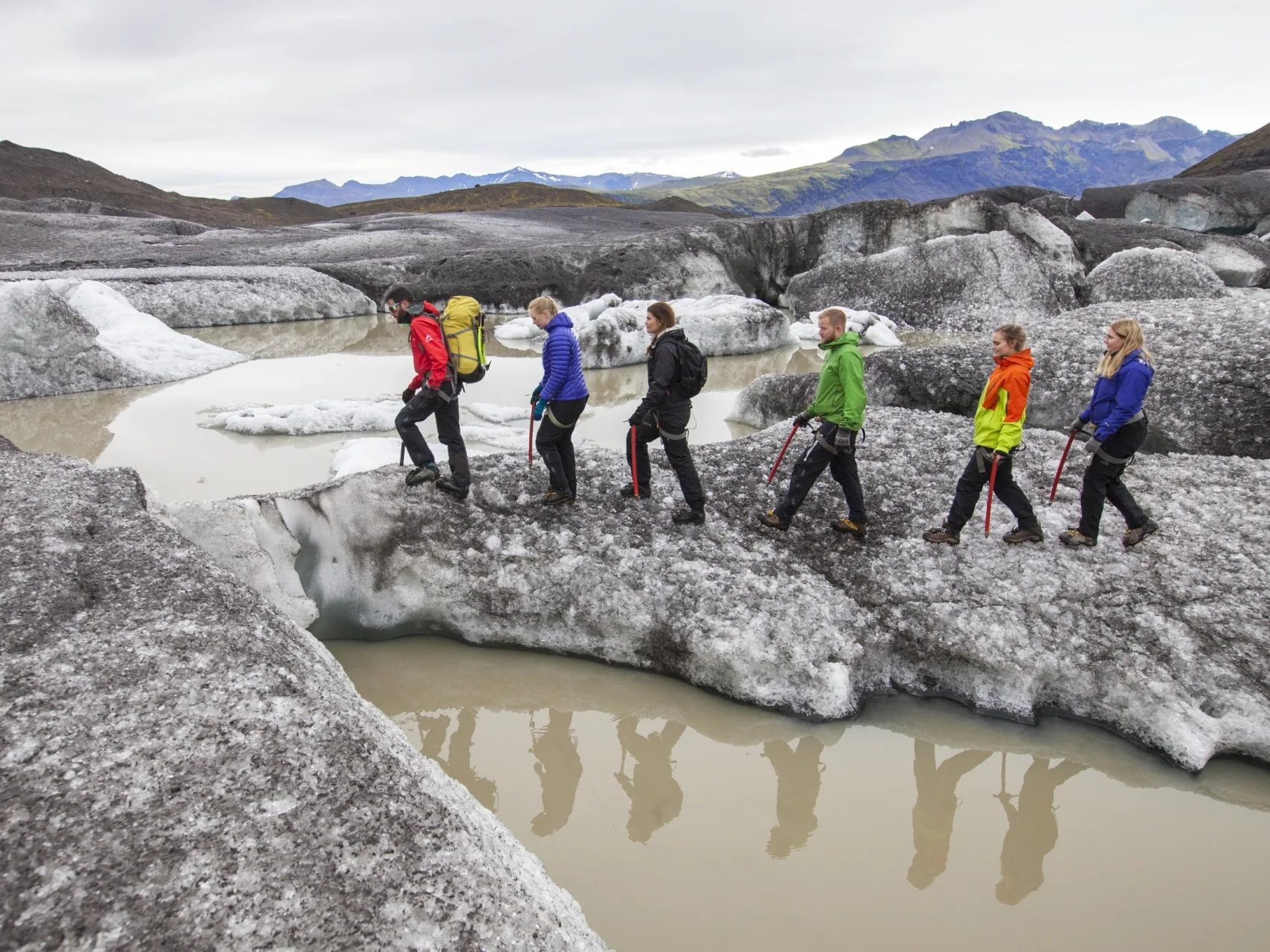 Fünf Personen zusammen mit einem Guide bei einer Gletscherwanderung