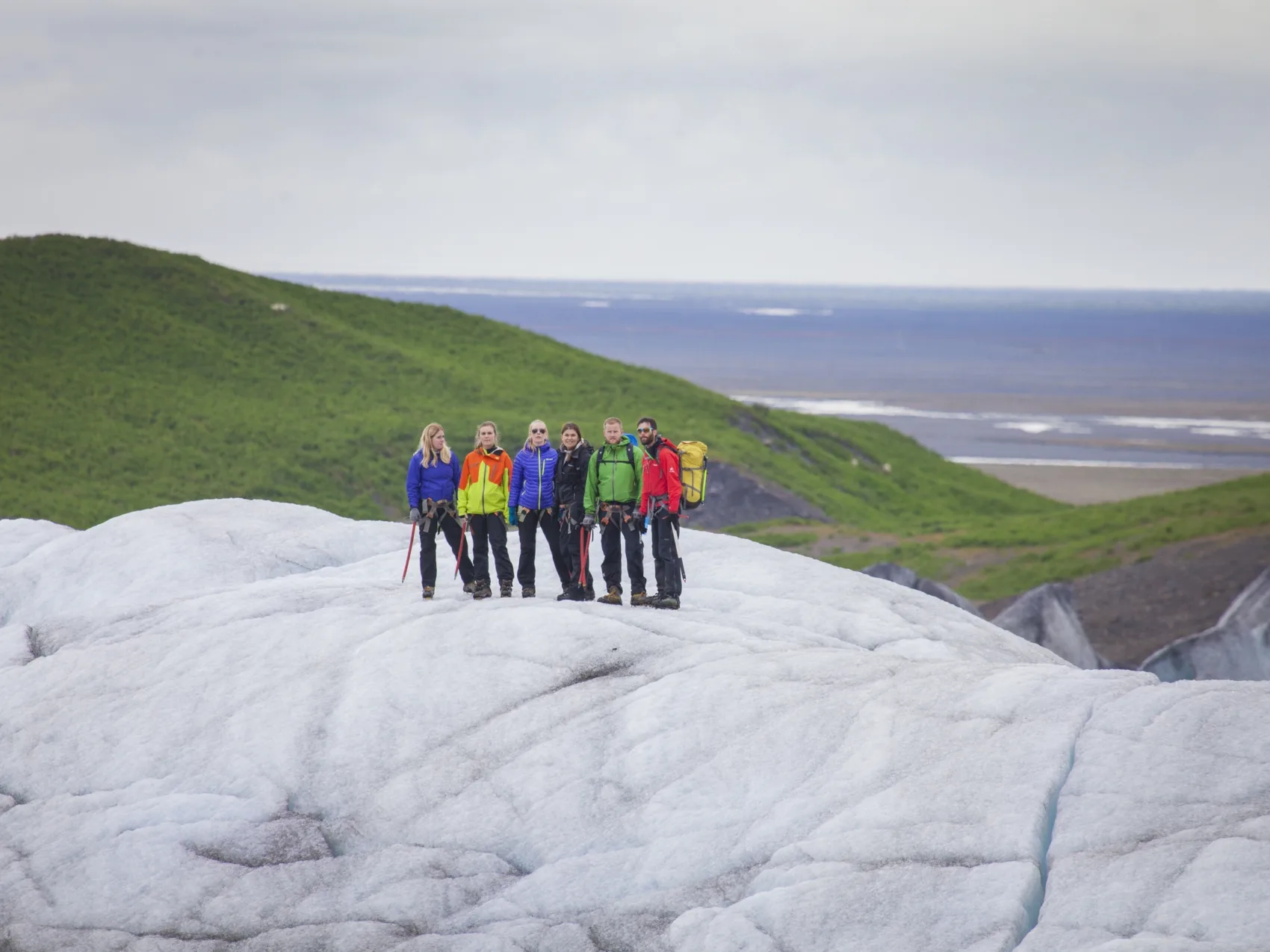 Fünf Personen zusammen mit einem Guide bei einer Gletscherwanderung