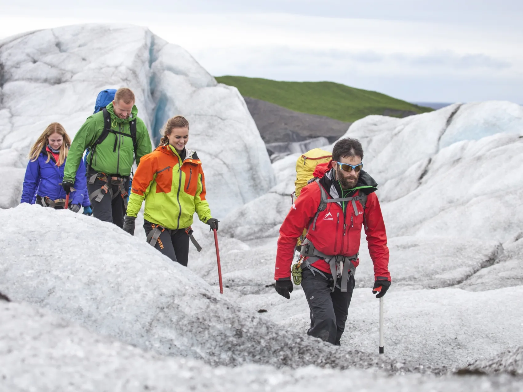 Reisegruppe bei einer Gletscherwanderung auf dem isländischen Gletscher Svinafellsjökull