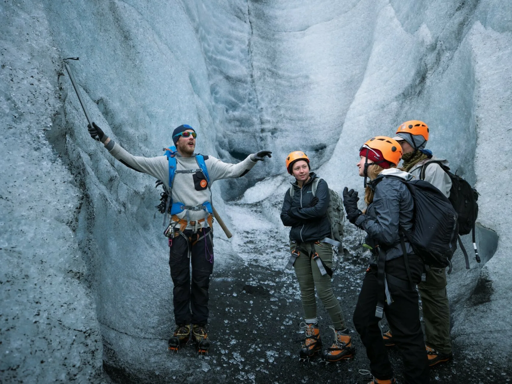 Gletscherführer mit kleiner Gruppe in einem Gletscher in Island