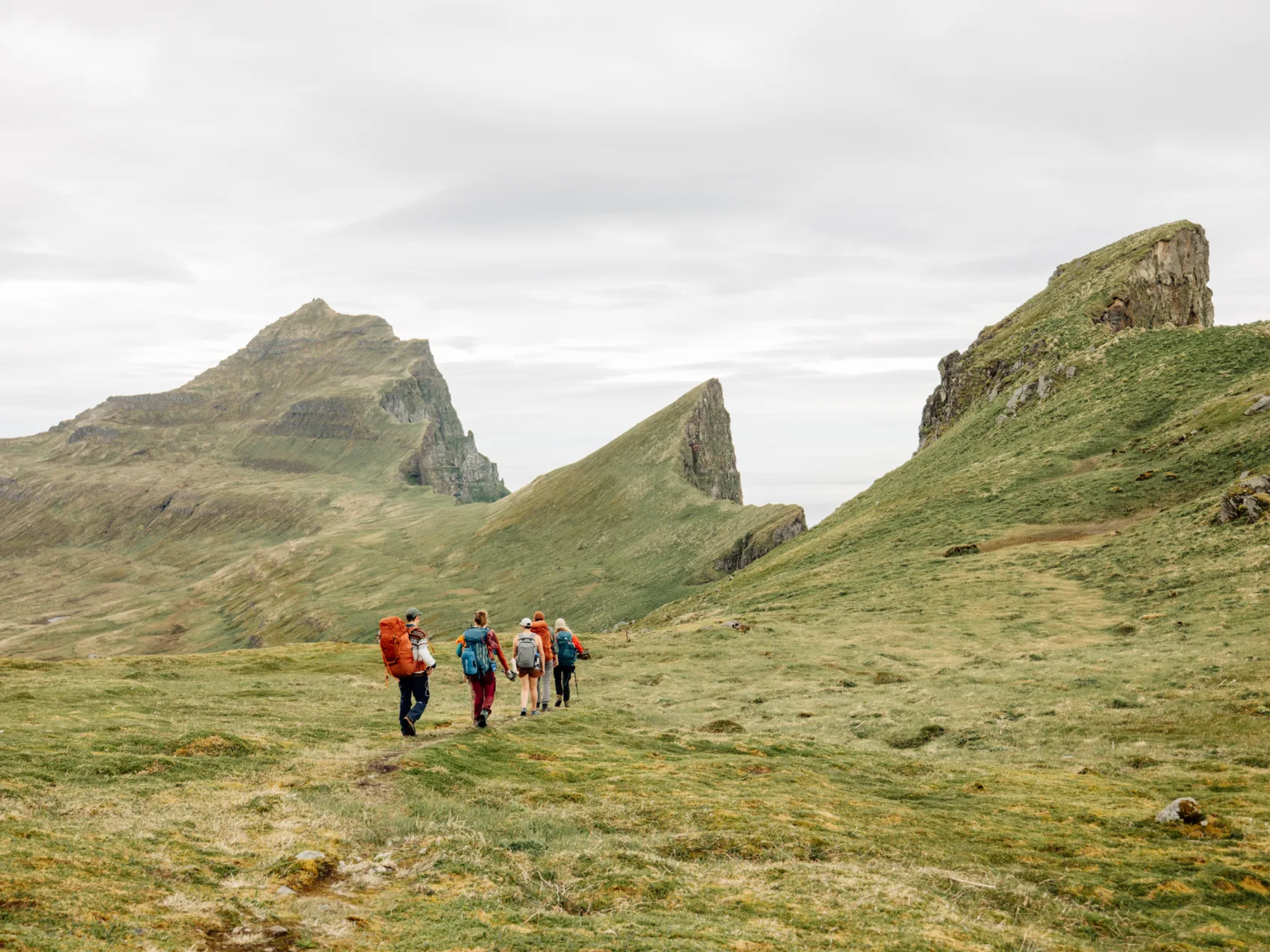 Wandergruppe im bewölkten Gebiet Hornstrandir in den Westfjorden Islands