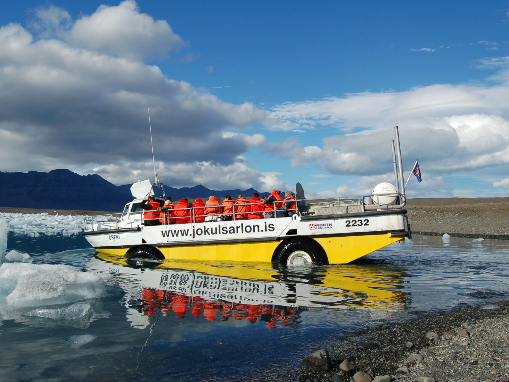 Bootstour auf Gletscherlagune Jökulsárlón bewölkter himmel