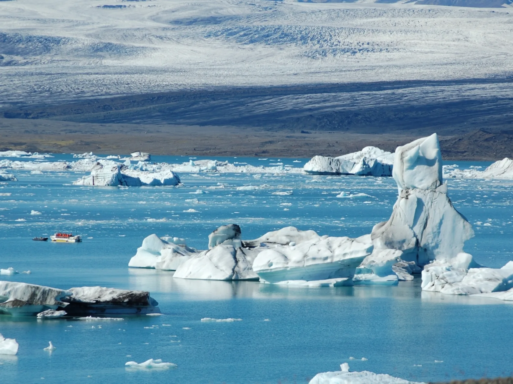 Eisschollen auf der Gletscherlagune Jökulsárlón blaues Wasser