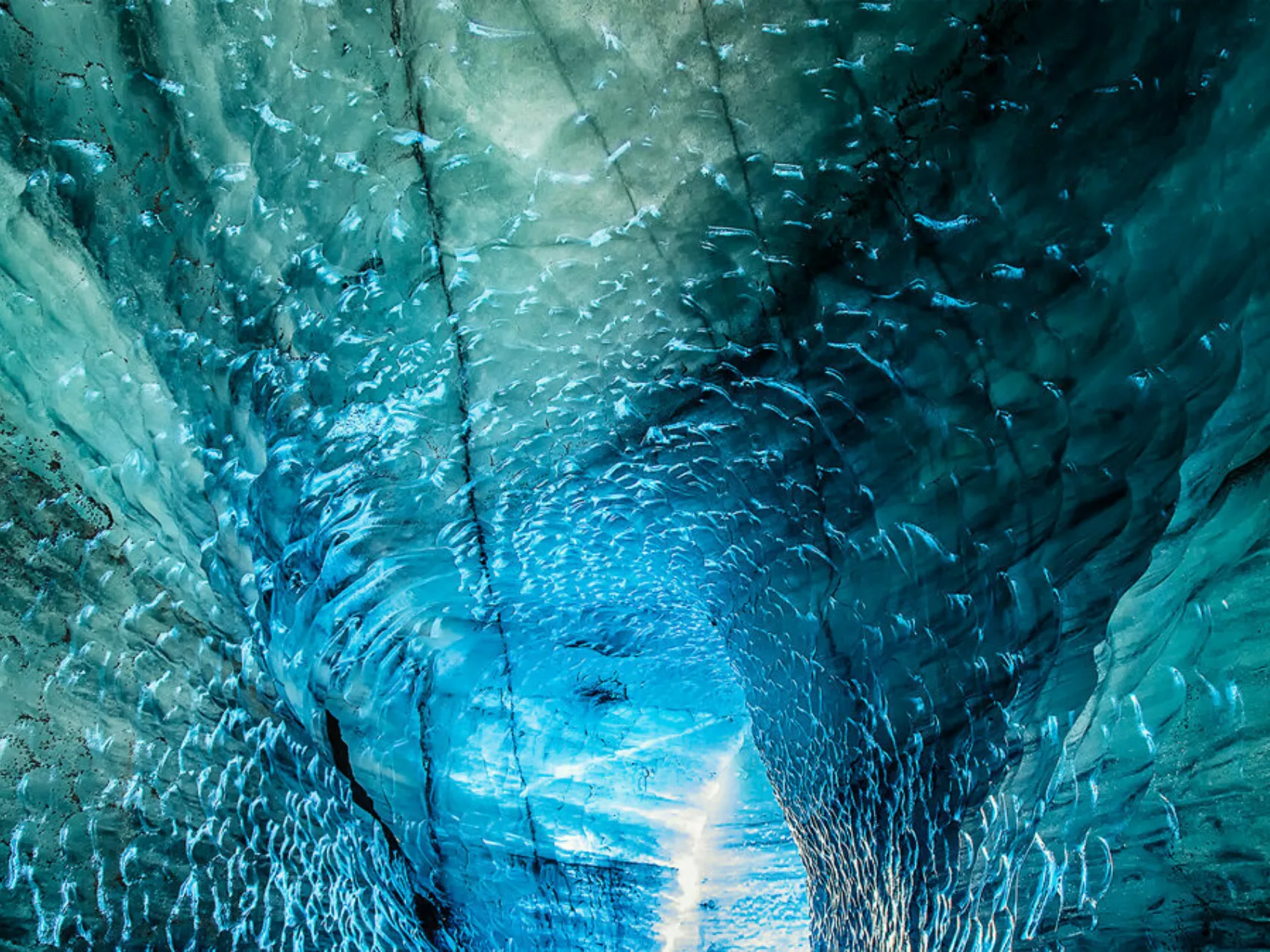 Schöne hellblaue Eishöhle in Island