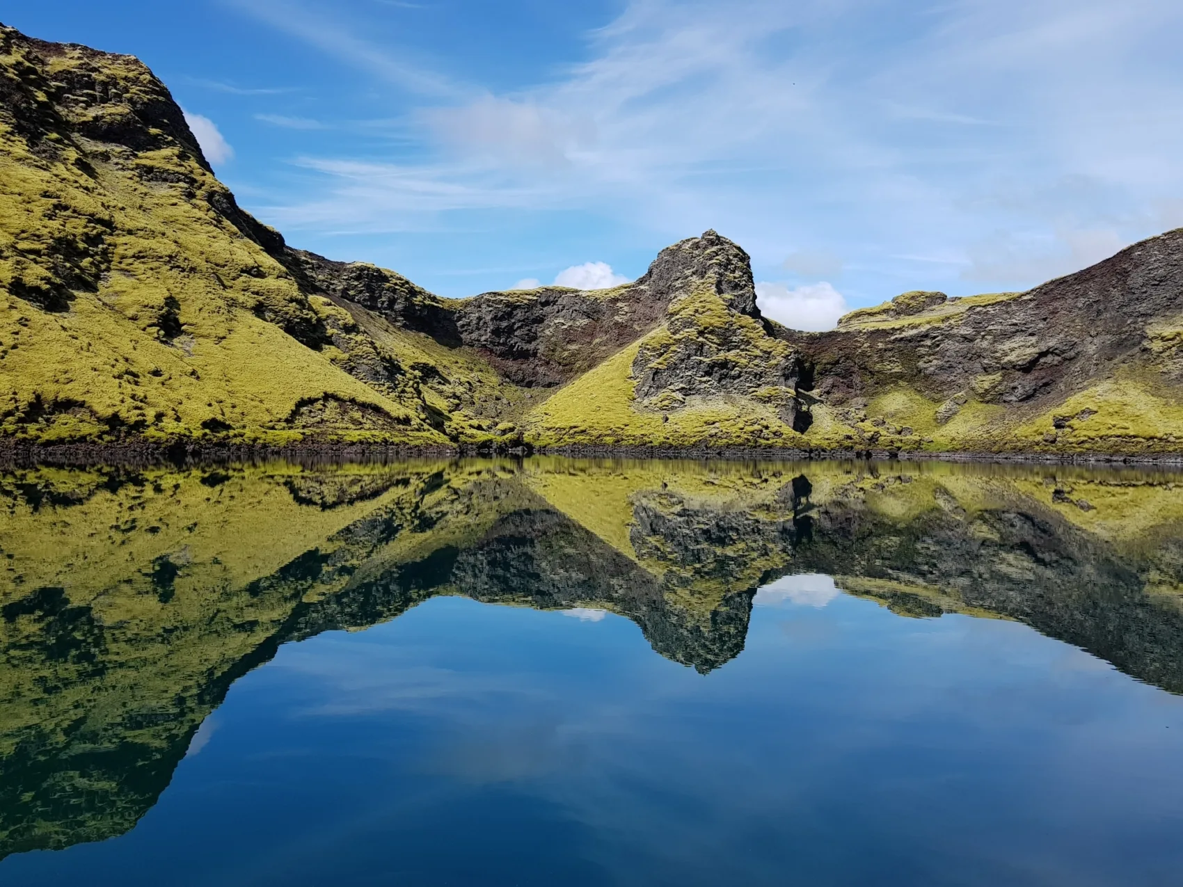 Vulkansee Laki Crater mit Spieglung der Landschaft im Wasser