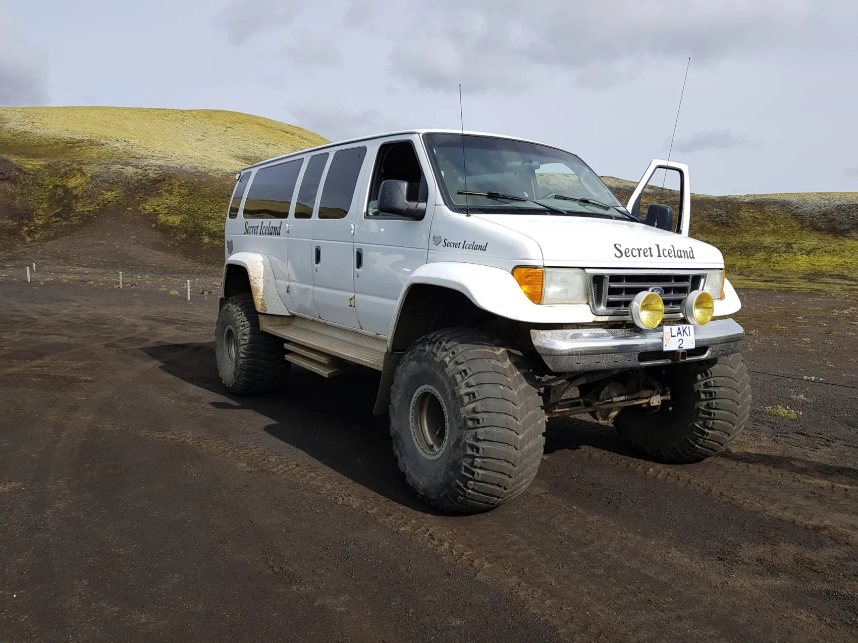 Jeep auf Schotterweg bei Laki Crater in Island