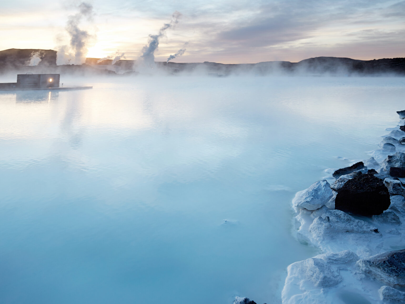 Dampfendes Thermalwasser in der Blauen Lagune Sonnenuntergang