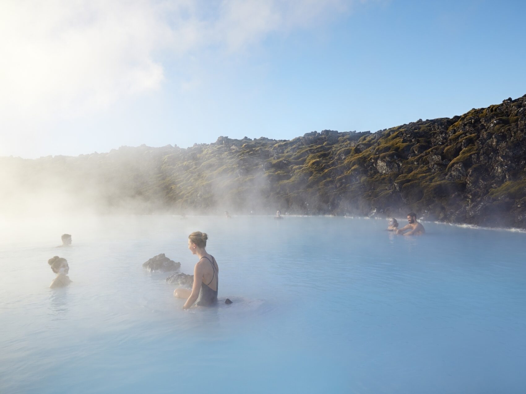 Menschen baden im dampfenden Thermalwasser
