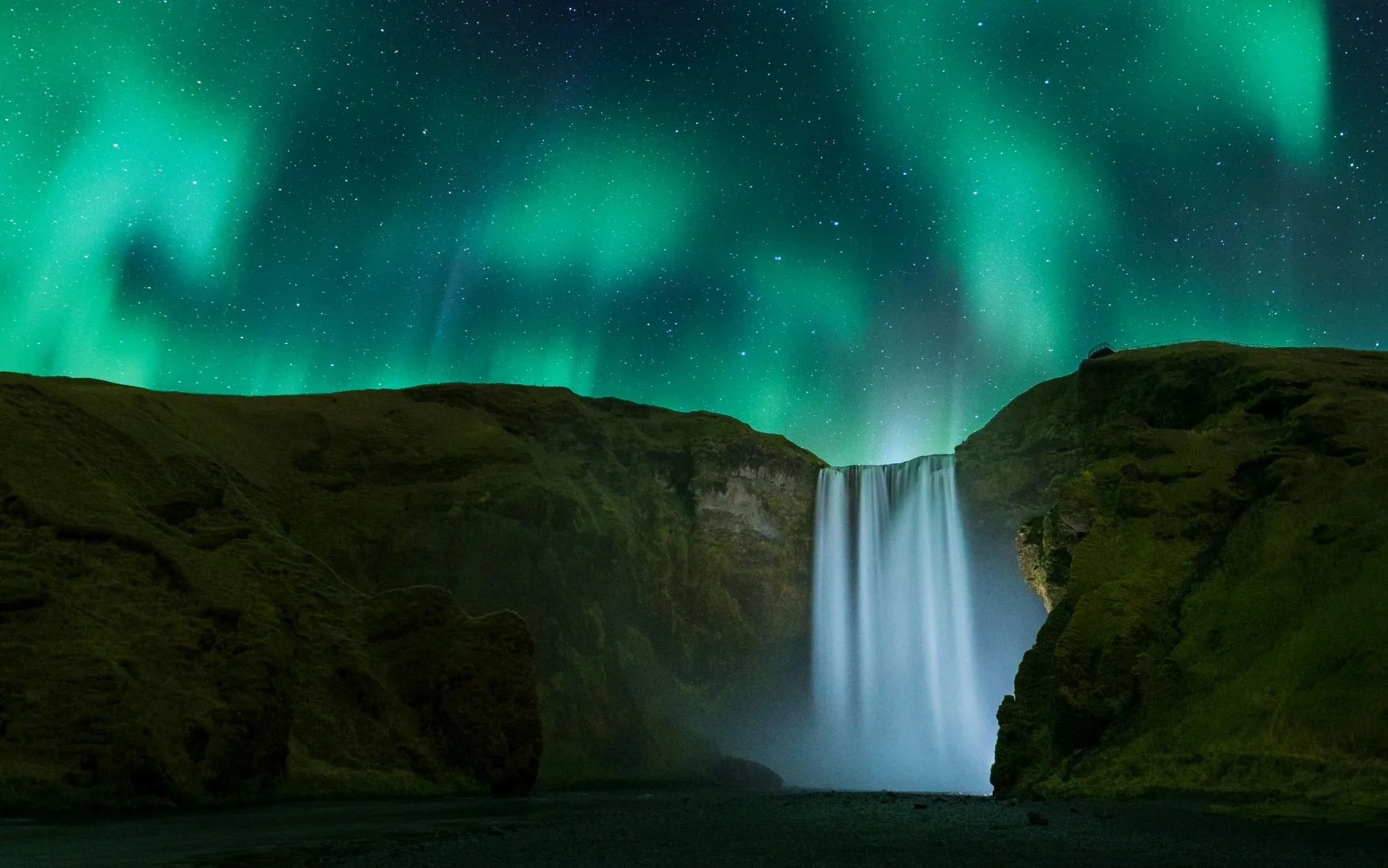 Nordlichter über dem skogafoss wasserfall in Island