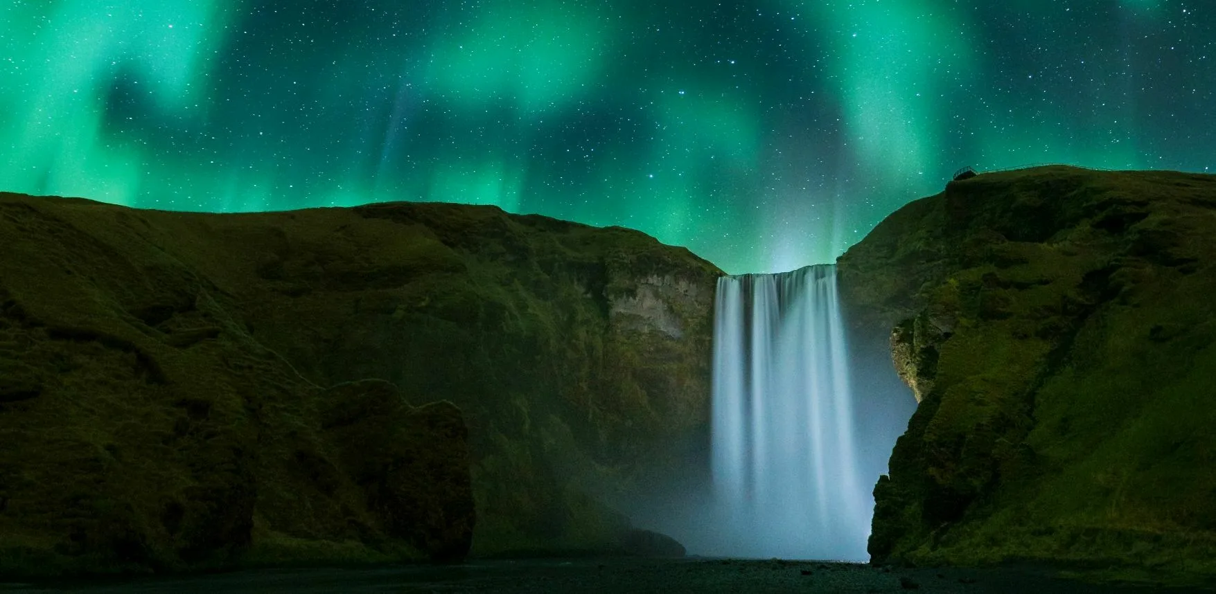 Nordlichter am Skogafoss Wasserfall in Island