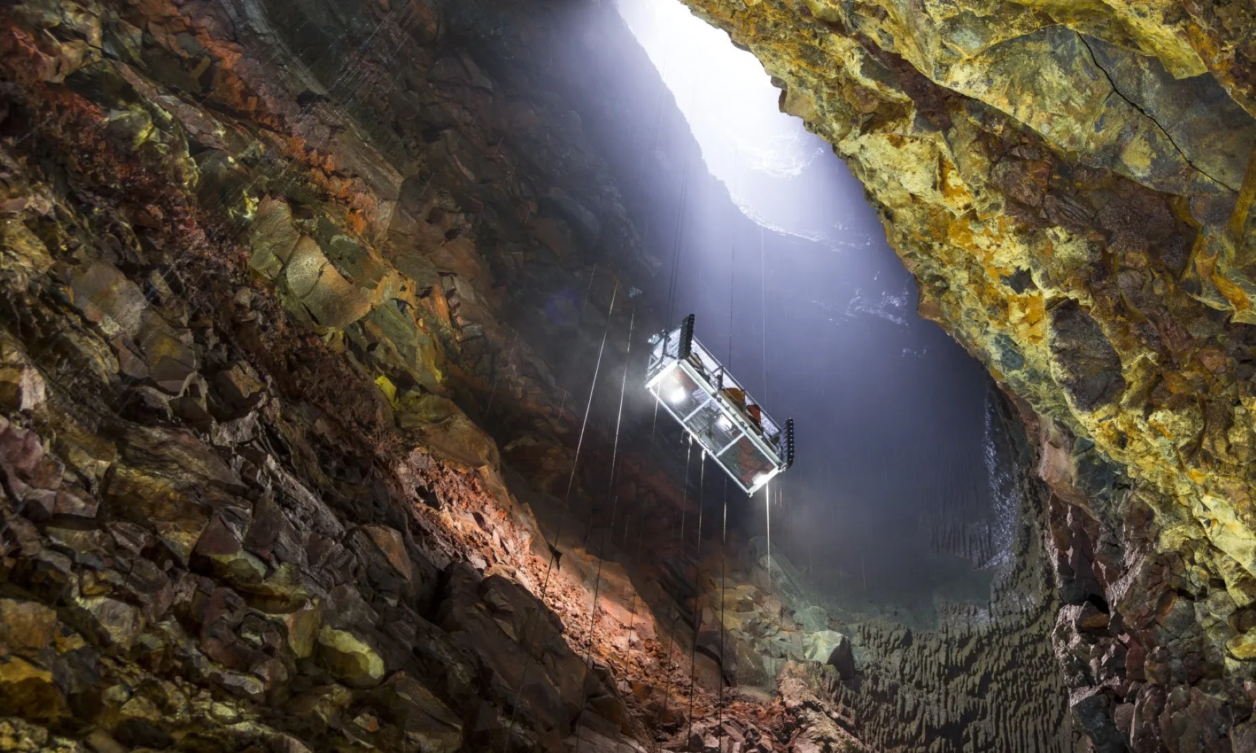 Aufzug in den Vulkan, Island, Vulkanhöhle