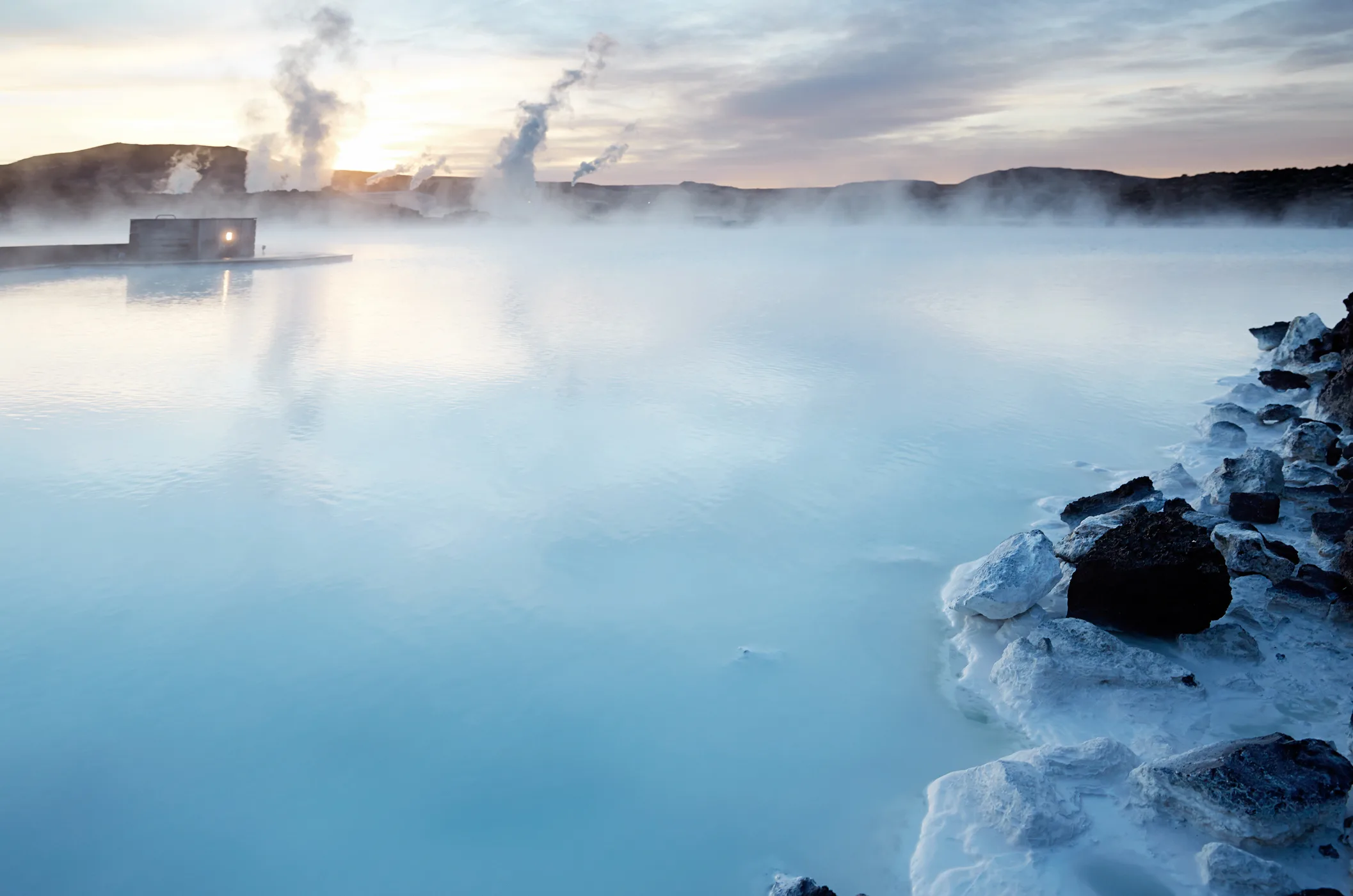 Dampfendes Wasser in der Blauen Lagune in Island