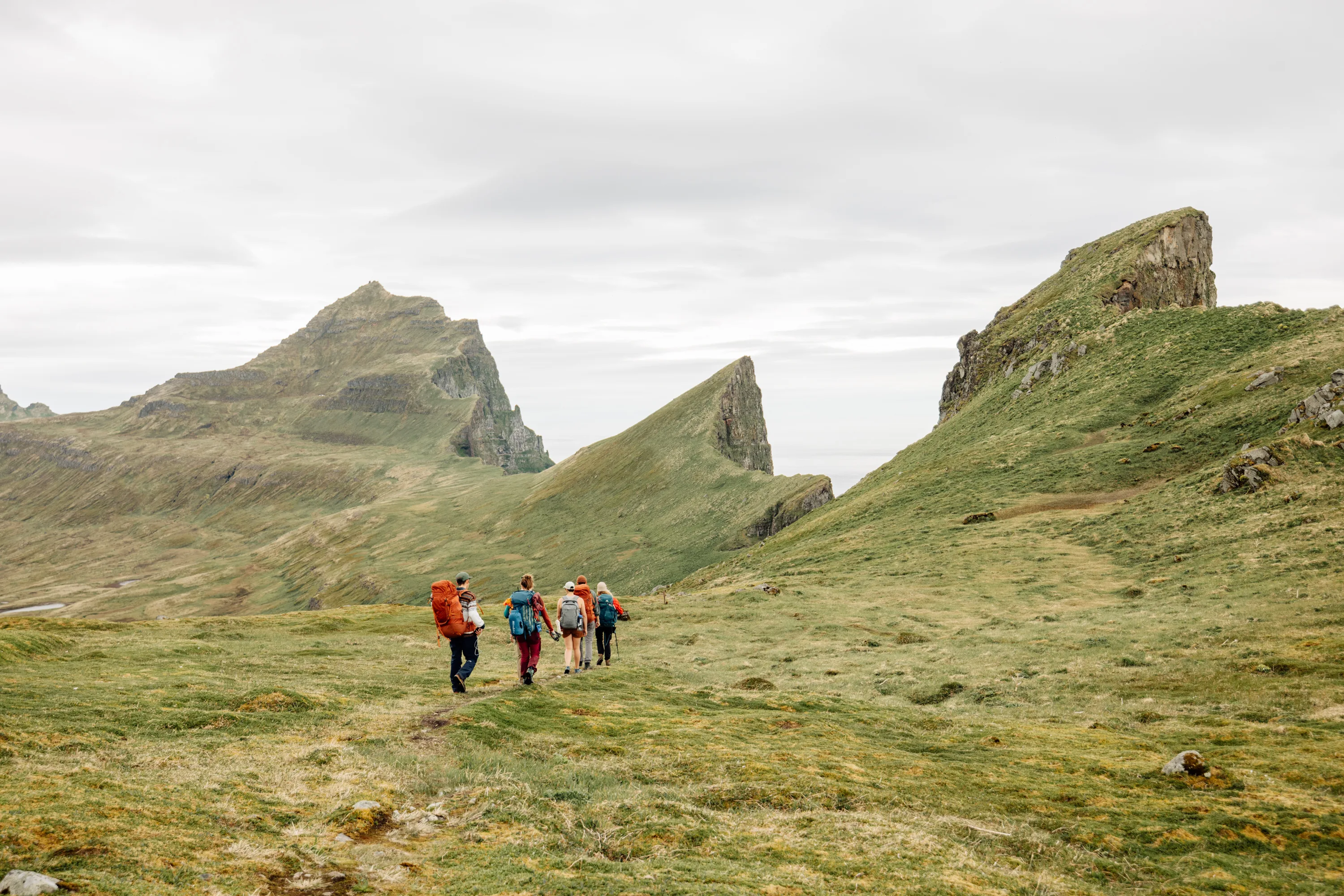 Wandergruppe im bewölkten Gebiet Hornstrandir in den Westfjorden Islands