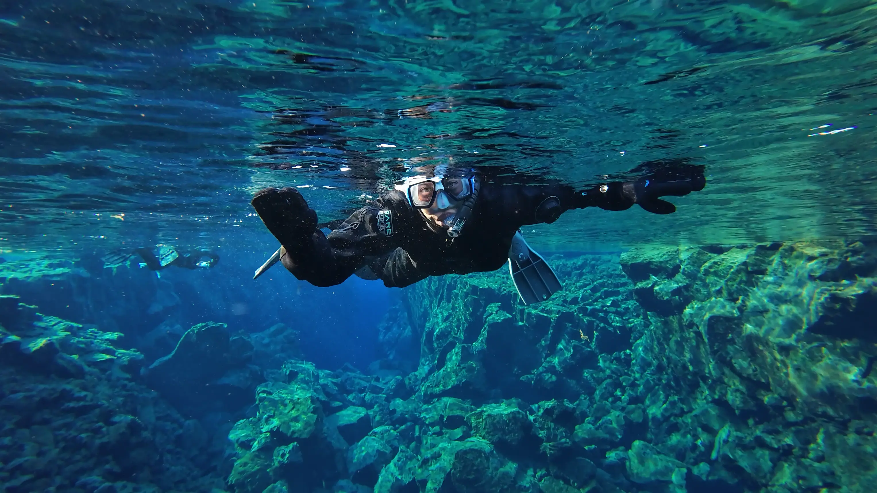 Schnorcheln Silfra Schnorchler unter Wasser der in die Kamera schaut