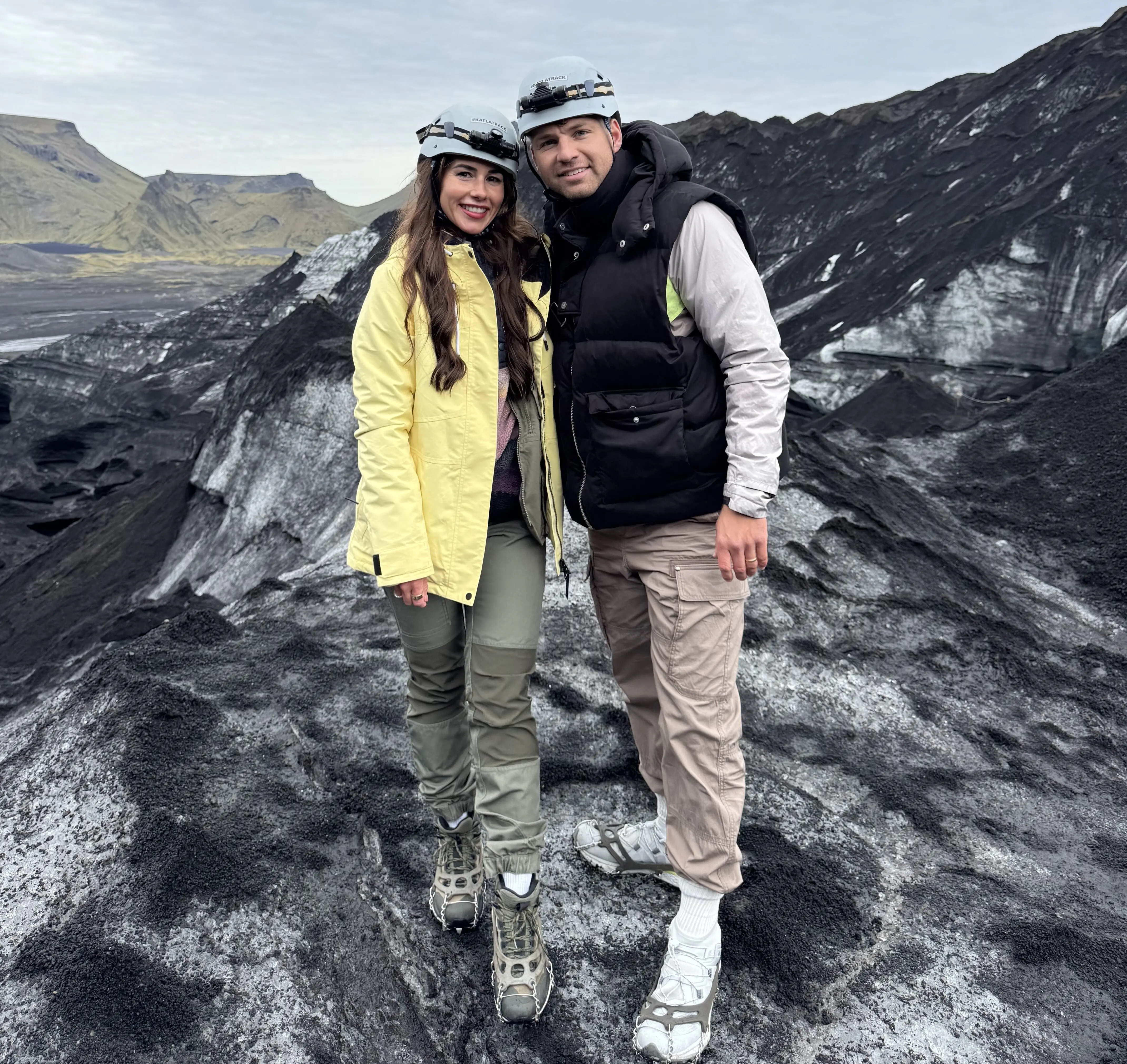 Katla Track Eishöhlentour 2 Personen stehen auf dem Gletscher