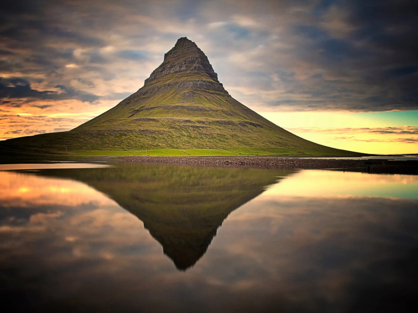 Sunset at Krikjufell, Foto: Carsten Meyerdierks
der spitze, Pyramidenförmige Berg spiegelt sich bei Abendrot im Wasser