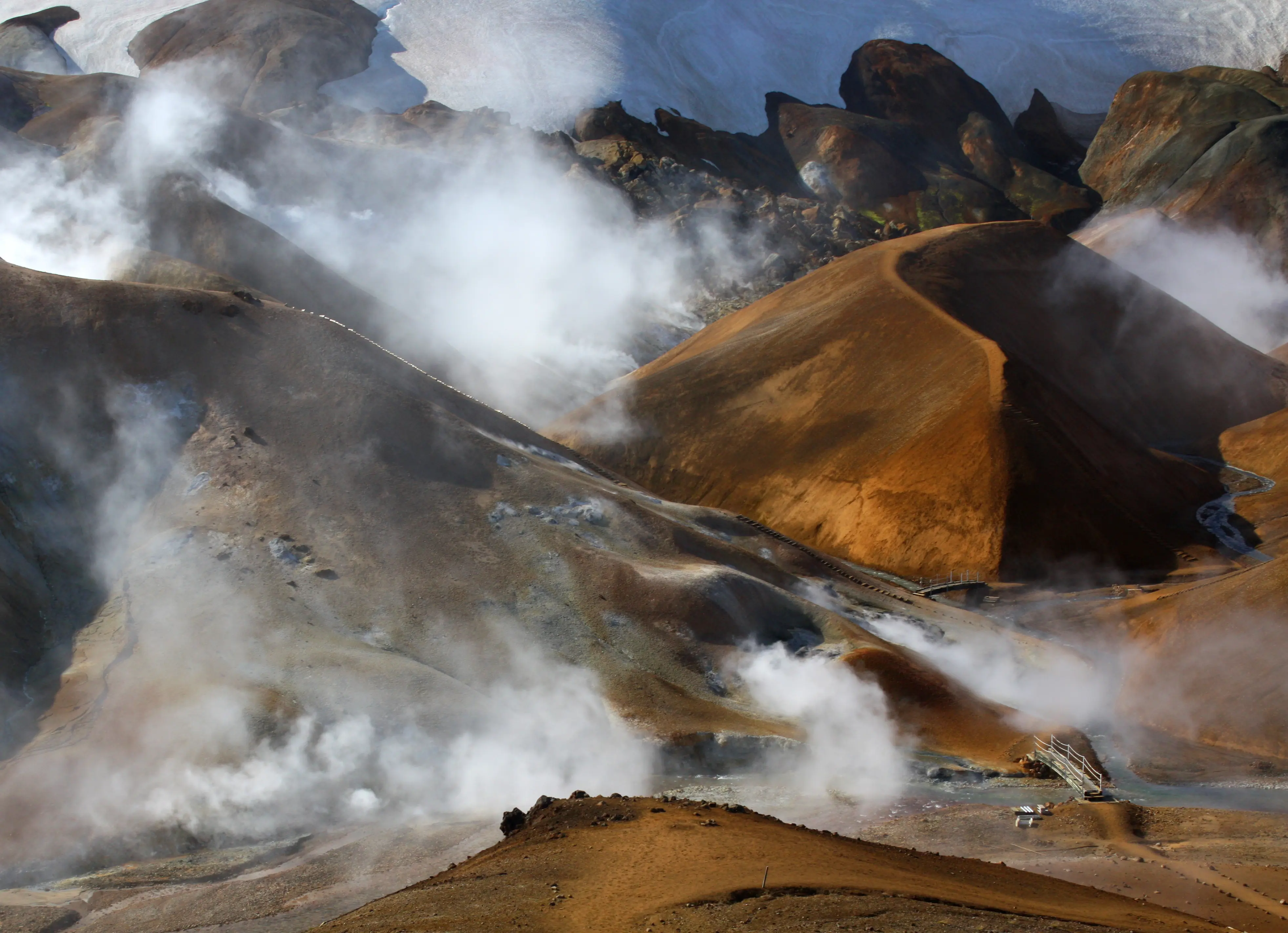 Kerlingarfjöll im isländischen Hochland, Foto: Irmgard und Wolfgang Baden Heiße Dämpfe in der rot-braunen Hügellandschaft des Hochlands
