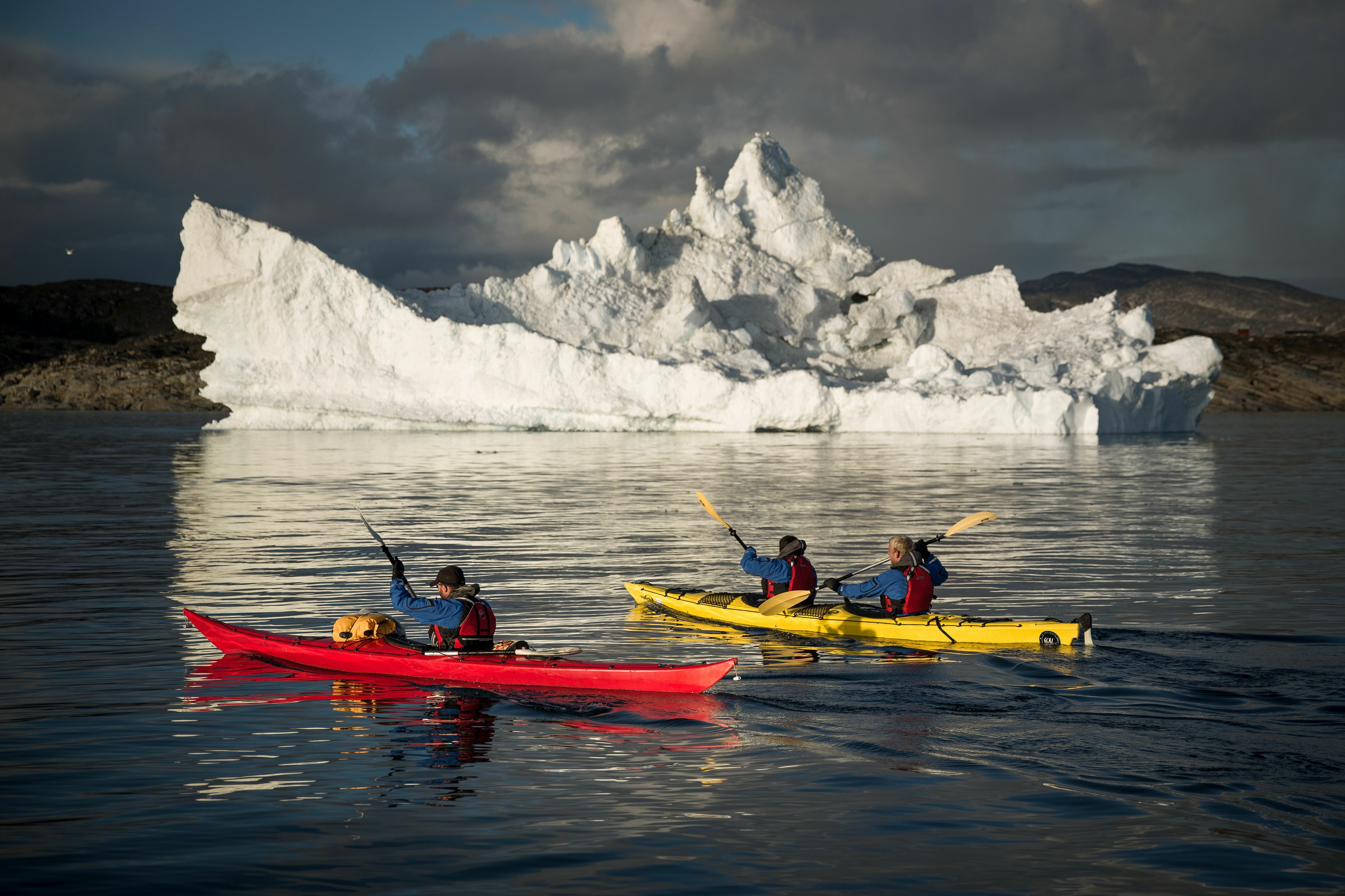 Südgrönland: Eisberge im Fjord mit zwei Kajaks im Vordergrund