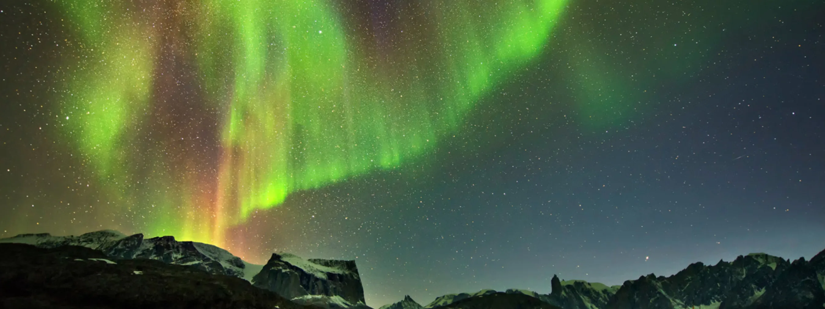 Polarlichter im September, Ostgrönland
Fjord mit grünen und pinken Polarlichtern