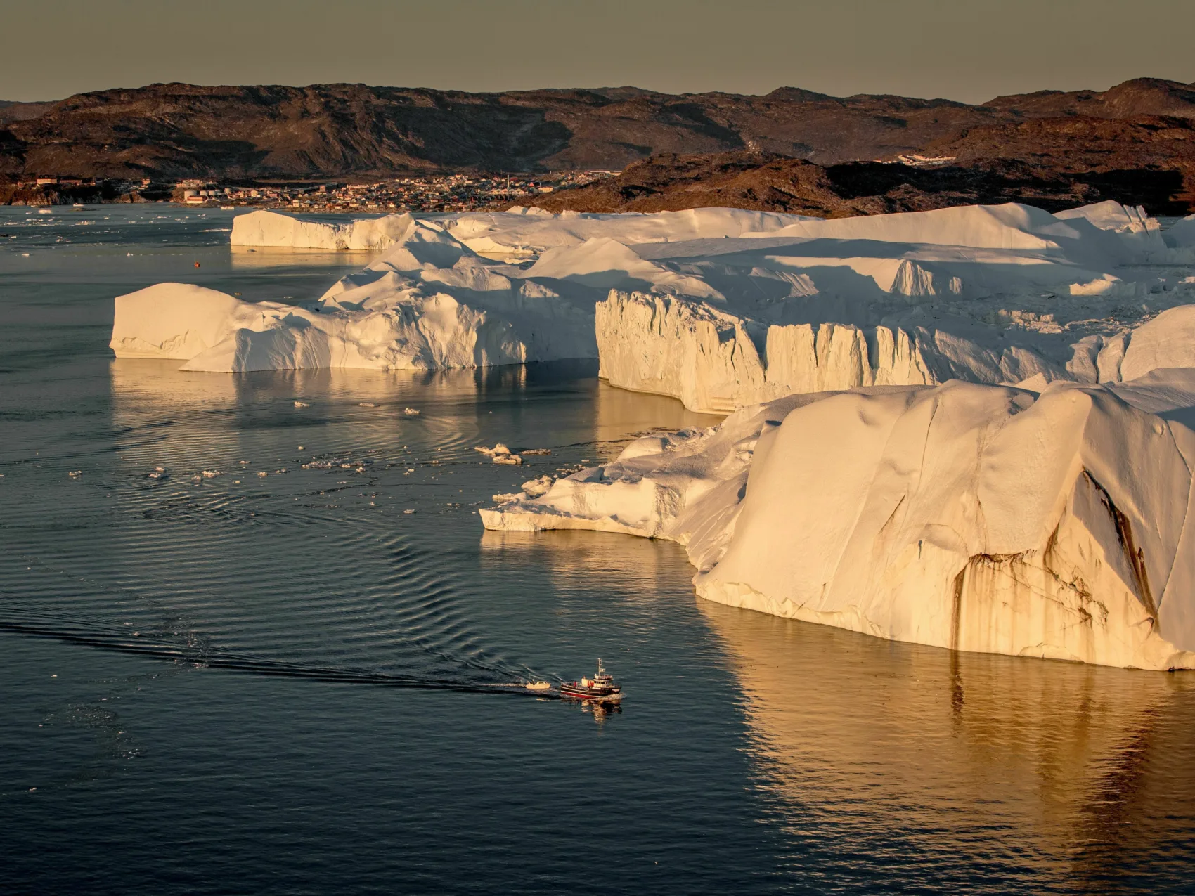 Nordgrönland: Ilulissat
Fischerboot fährt zwischen Eisblöcken hindurch
