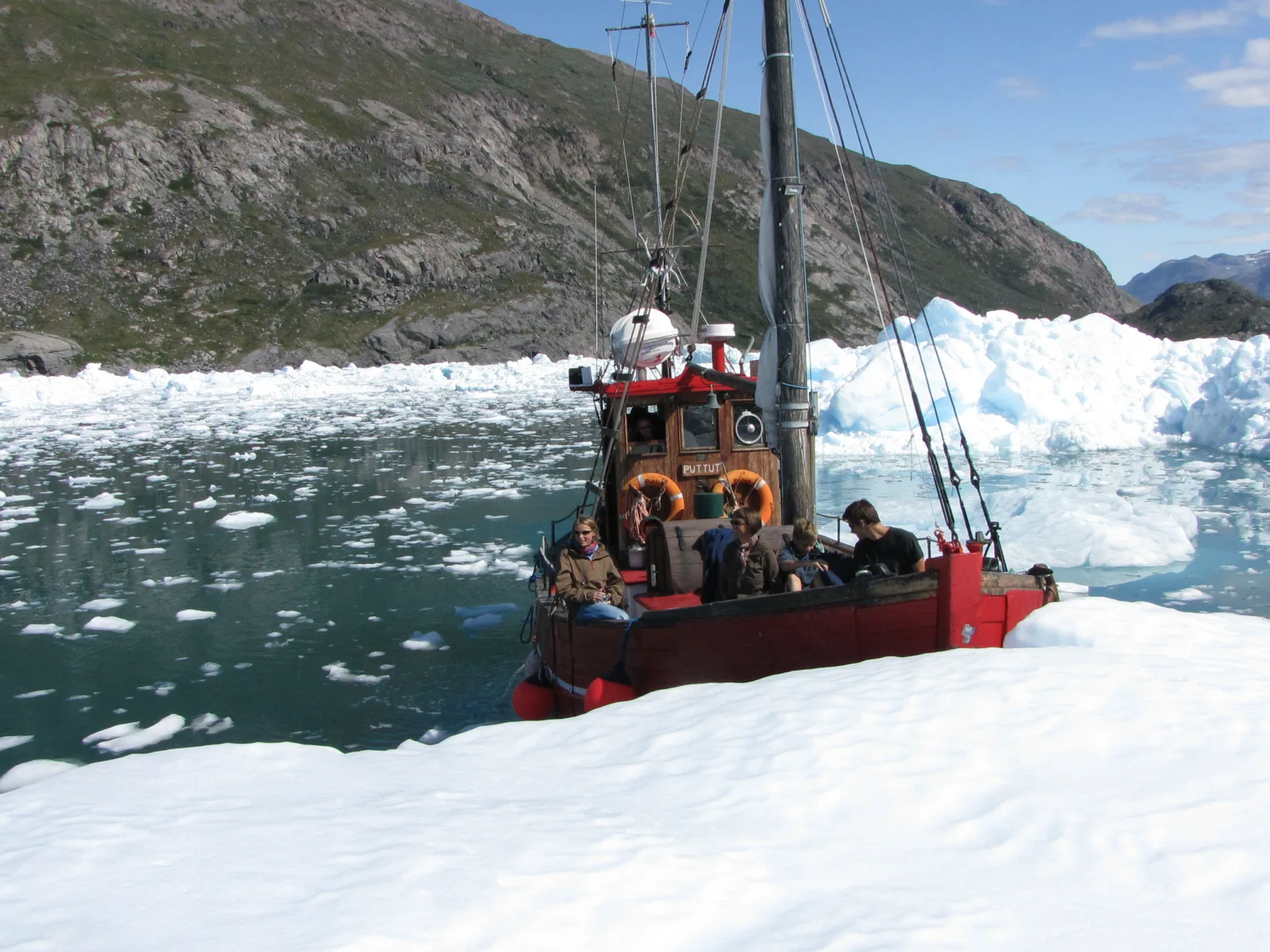 Bootstour im Eisfjord umgeben von Eisbergen