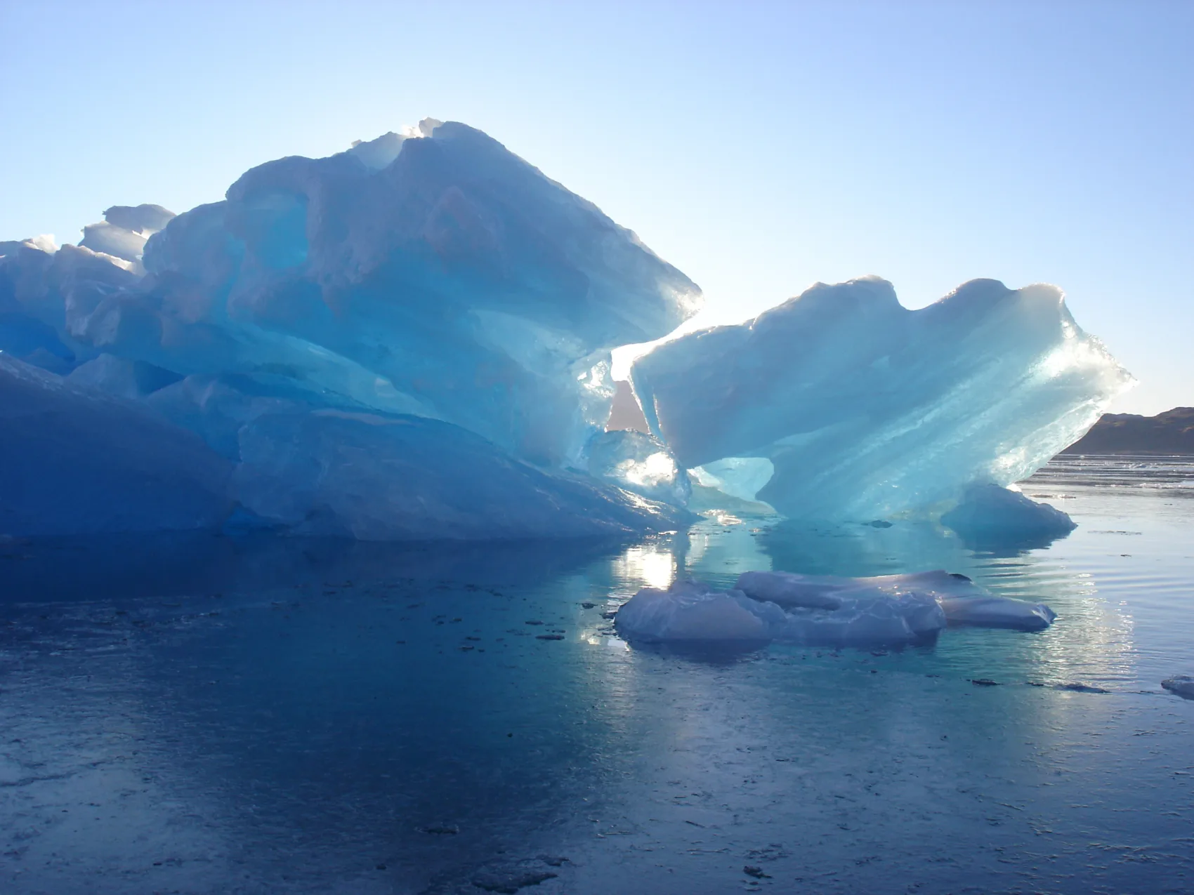 Schöner hellblau leuchtender Eisberg in Südgrönland