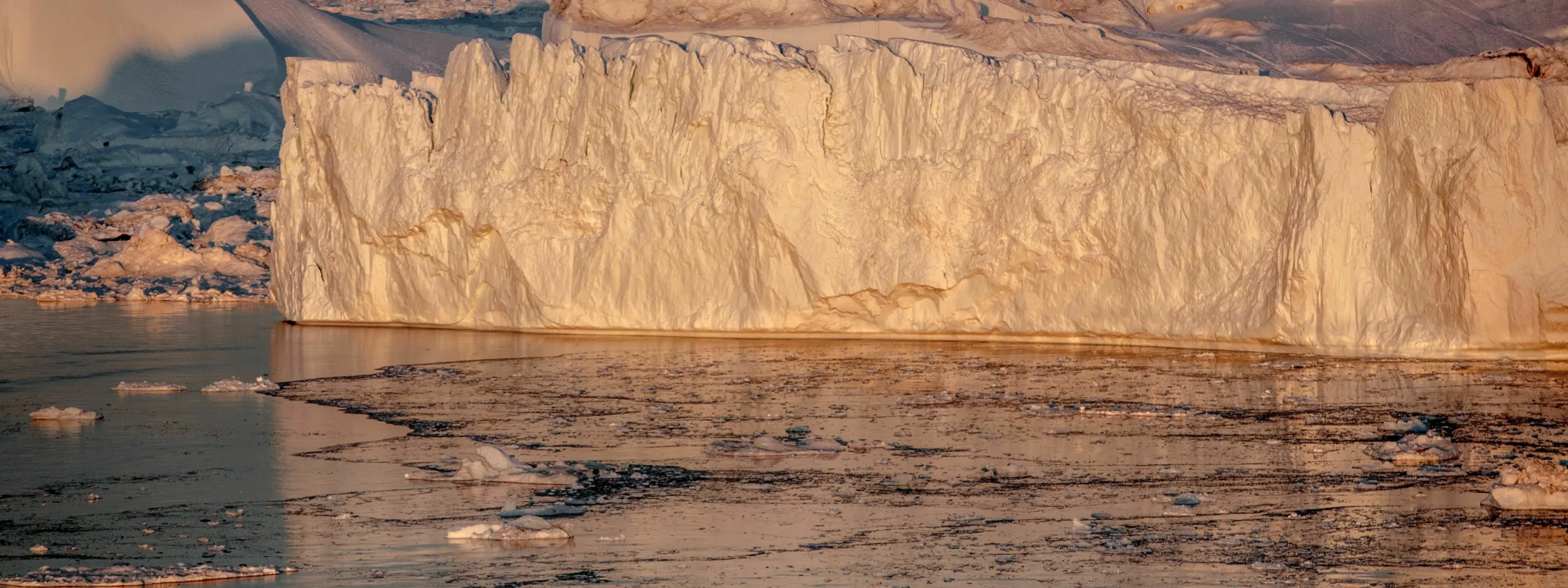 Nordgrönland: Eisfjord Ilulissat
Passagierboot fährt bei Sonnenuntergang durch den Eisfjord