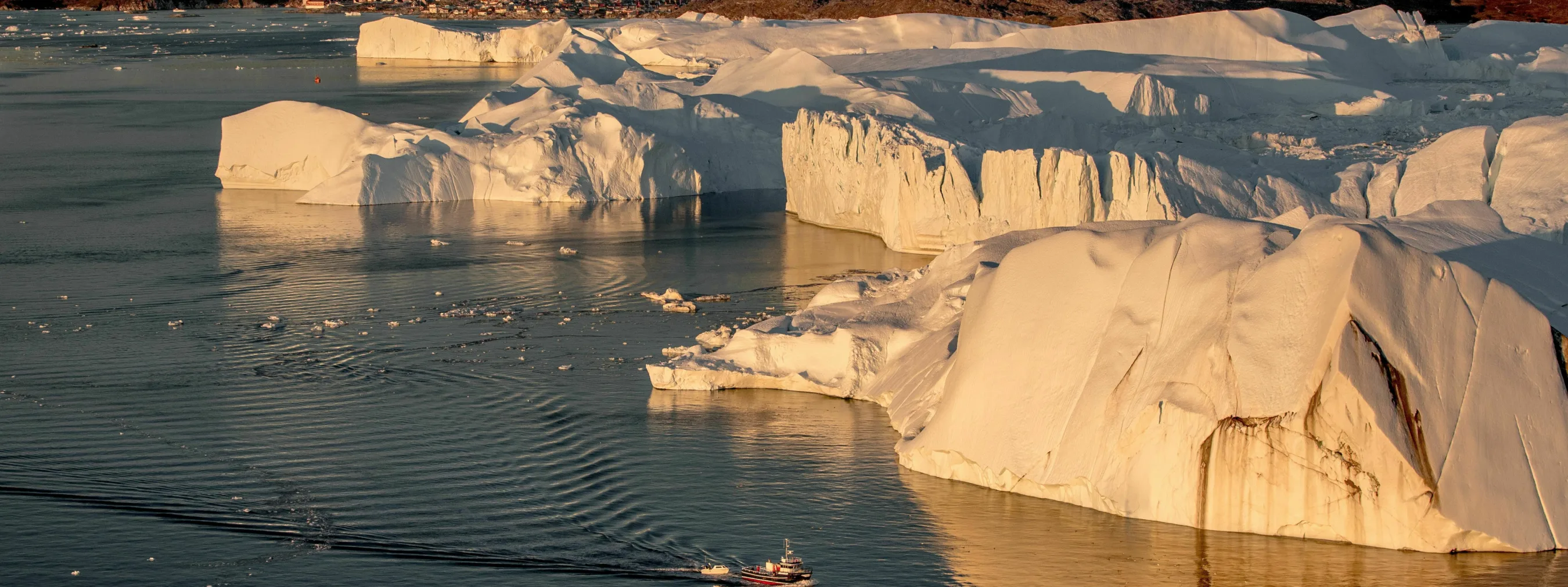 Nordgrönland: Ilulissat
Fischerboot fährt zwischen Eisblöcken hindurch