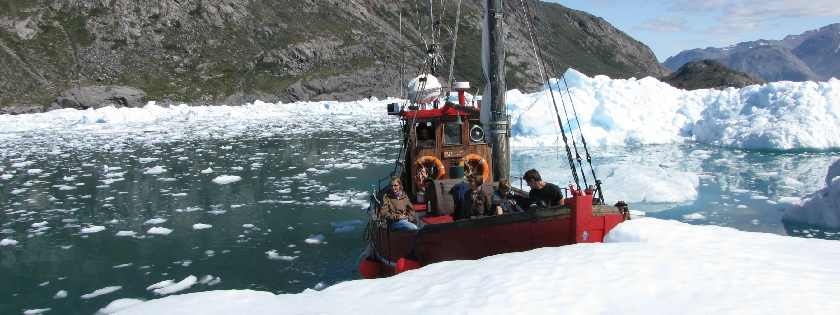 Bootstour im Eisfjord umgeben von Eisbergen