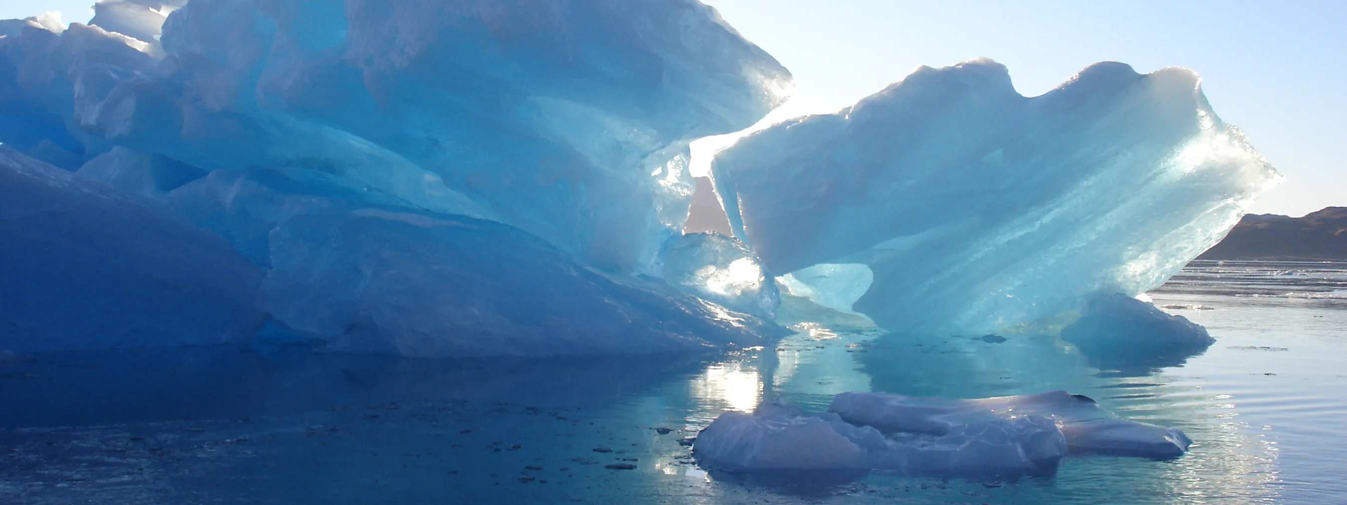 Schöner hellblau leuchtender Eisberg in Südgrönland