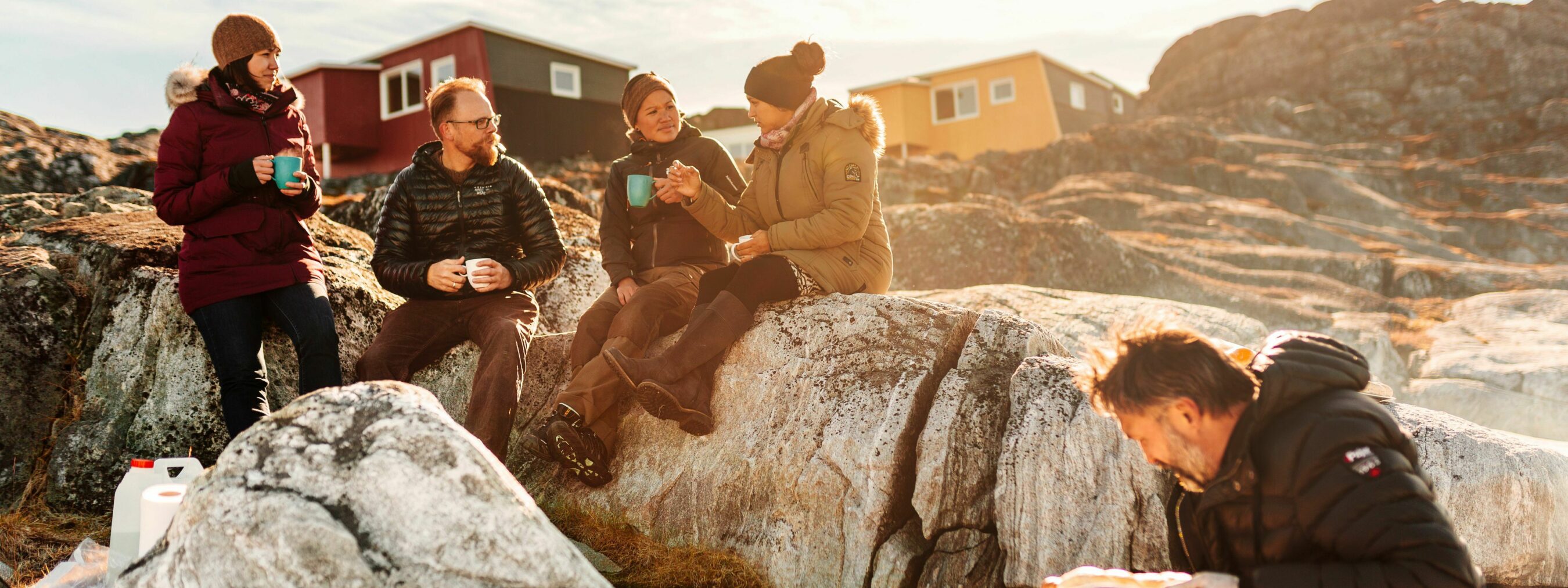 Nordgrönland: Picknik am Strand bei Inuk
Reisegruppe picknikt im Sonnenschein am felsigen Strand