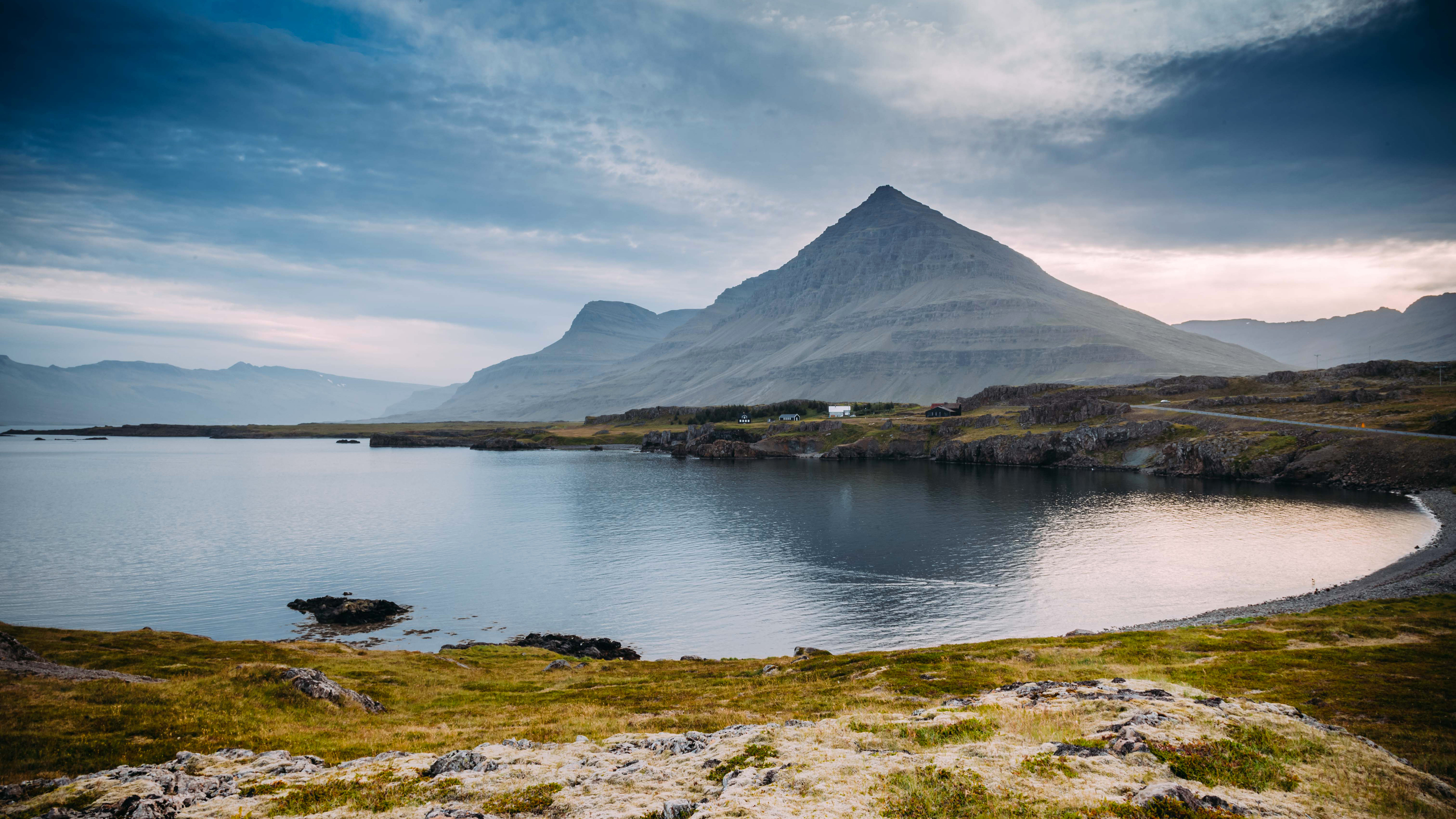 Fjordlandschaft Island; dunkle/mystische Atmosphäre im Hintergrund spitzer Berg