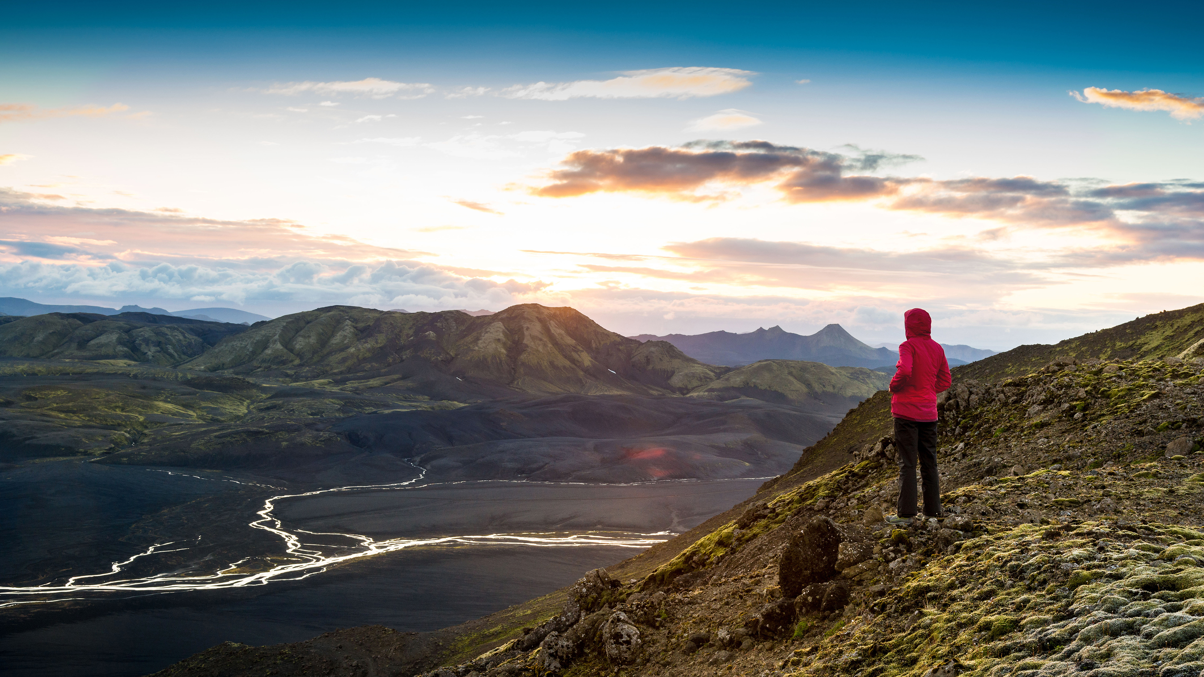 Islands Hochland - Landschaft Frau genießt die Aussicht