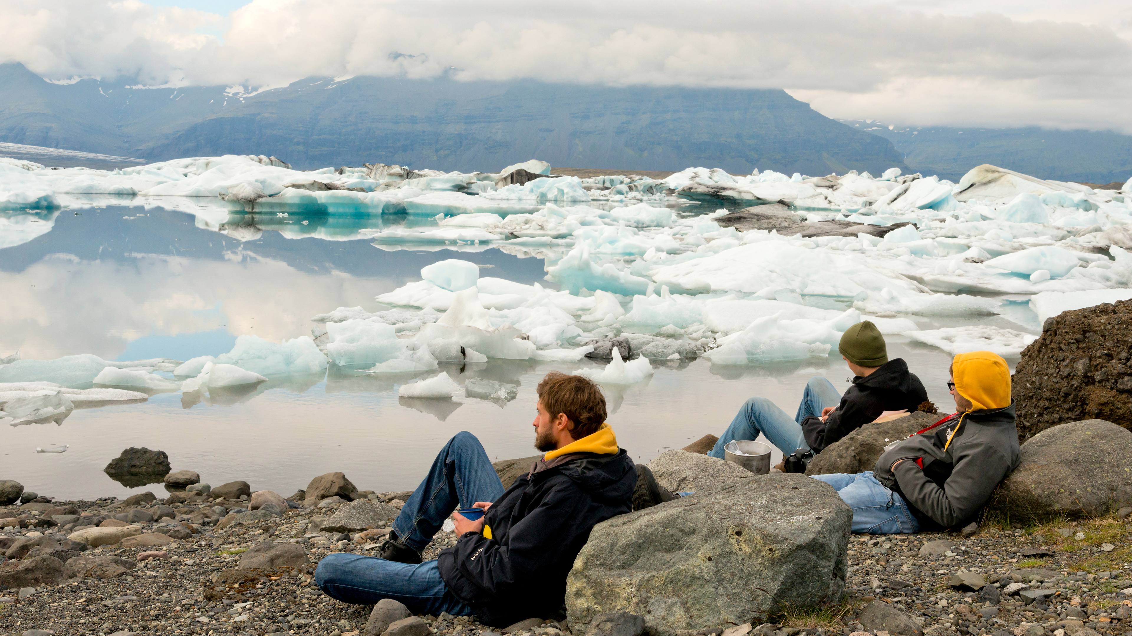 Reisende an der Gletscherlagune Jökulsarlon in Island
