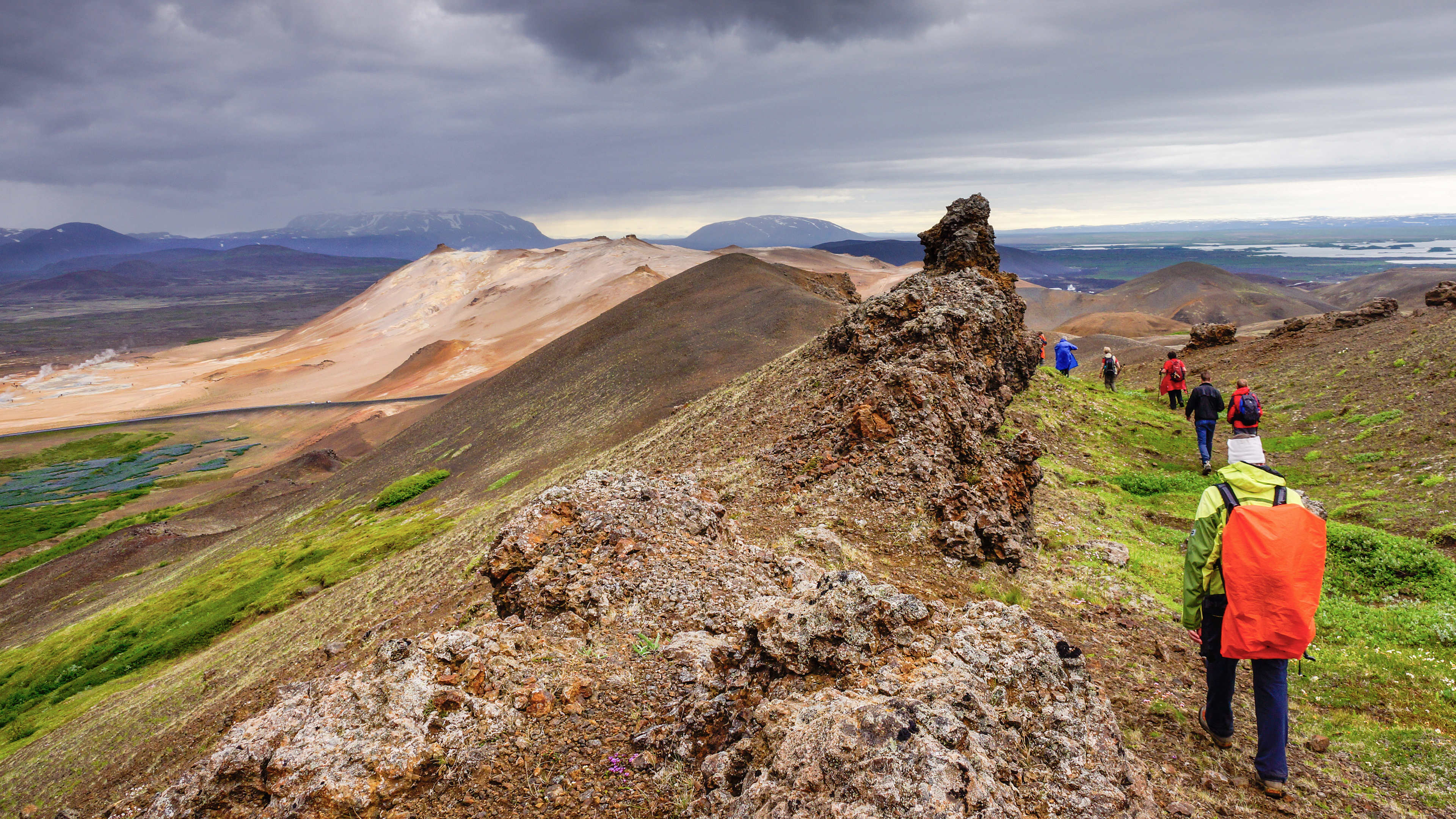 Wandergruppe, bunte Berge, Island