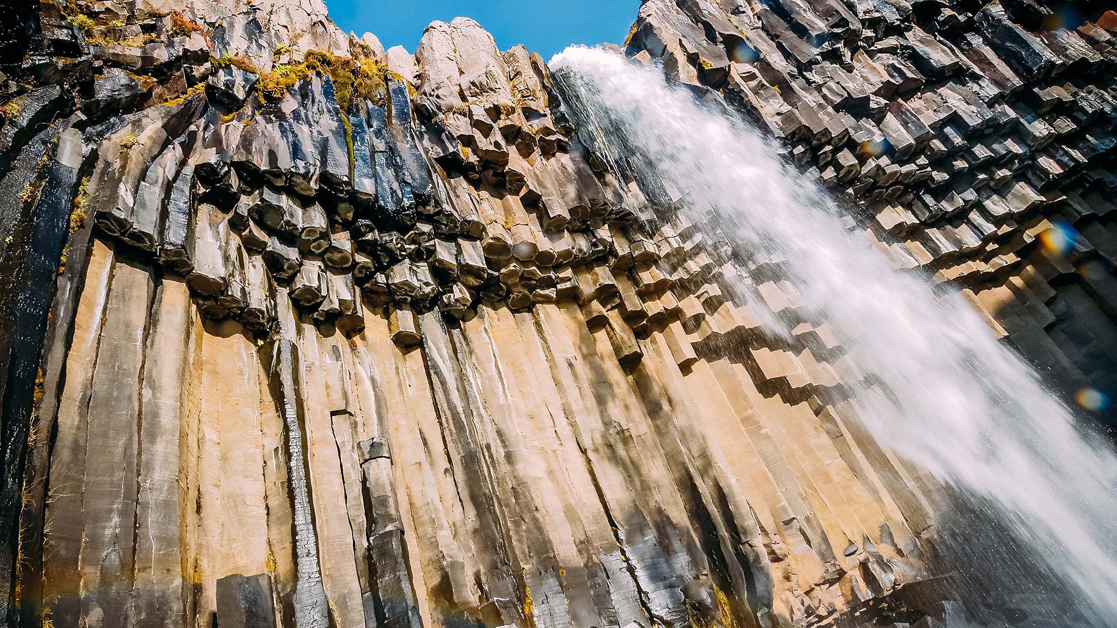 Wasserfall Svartifoss in Island von unten fotografiert, damit man die Basaltsäulen schön sieht