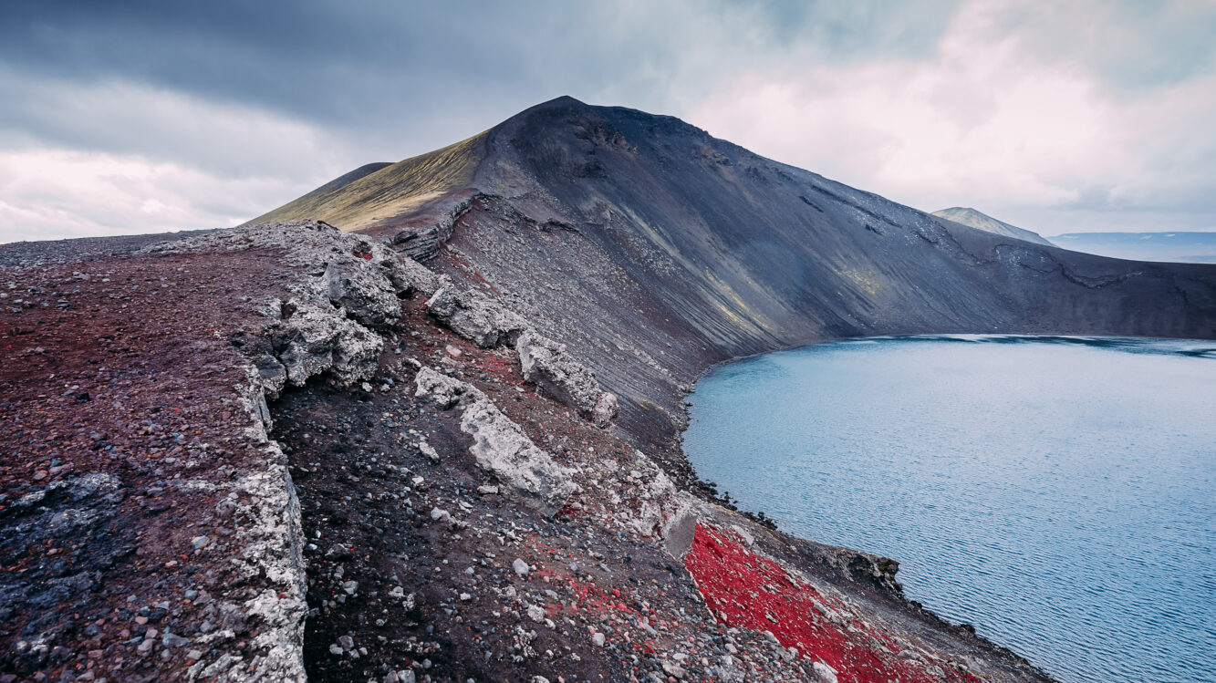 Vulkankraterrand See Hochland Island