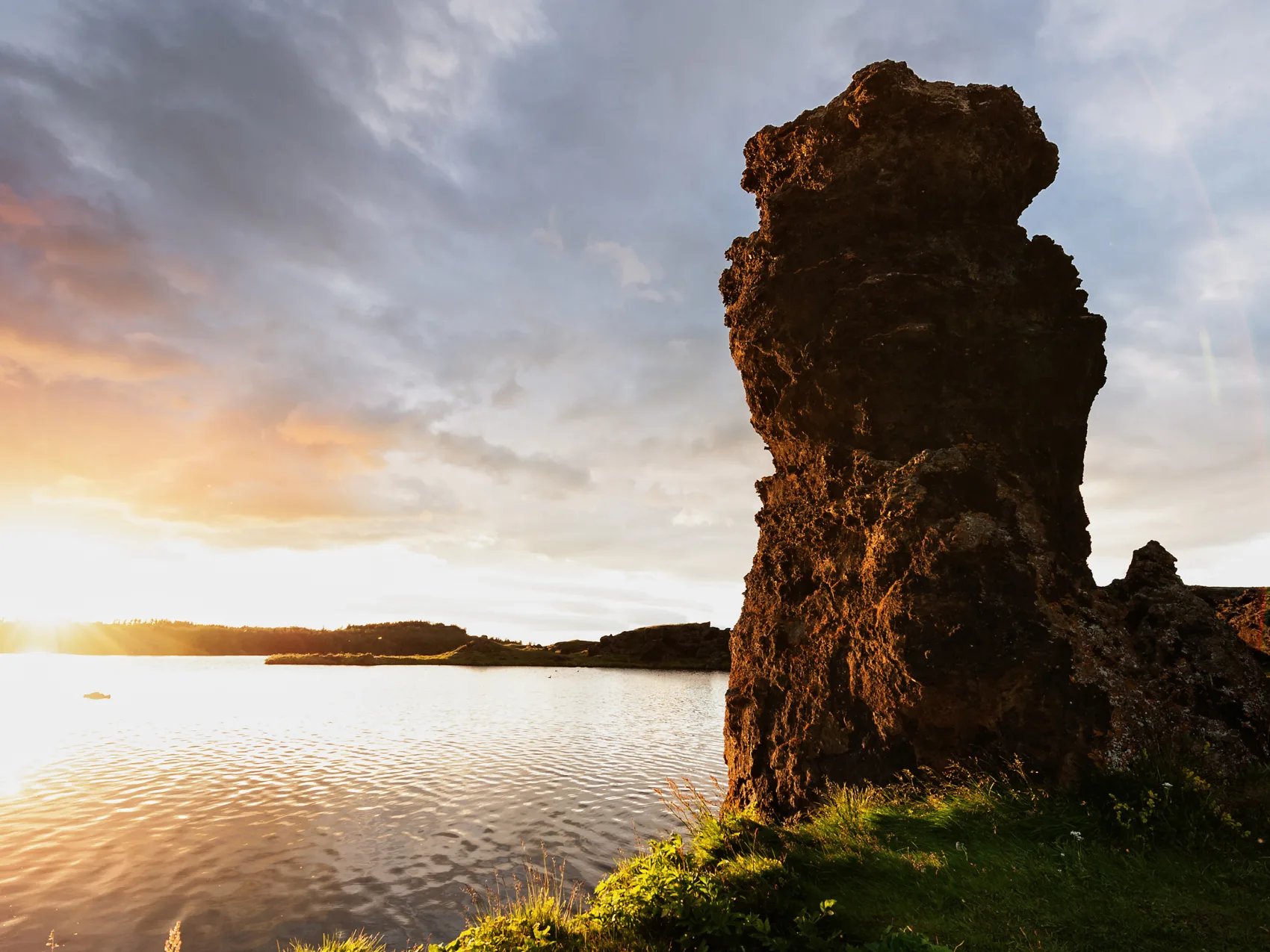 Sonnenuntergang am Mývatn See, Island, Felsformation im Vordergrund