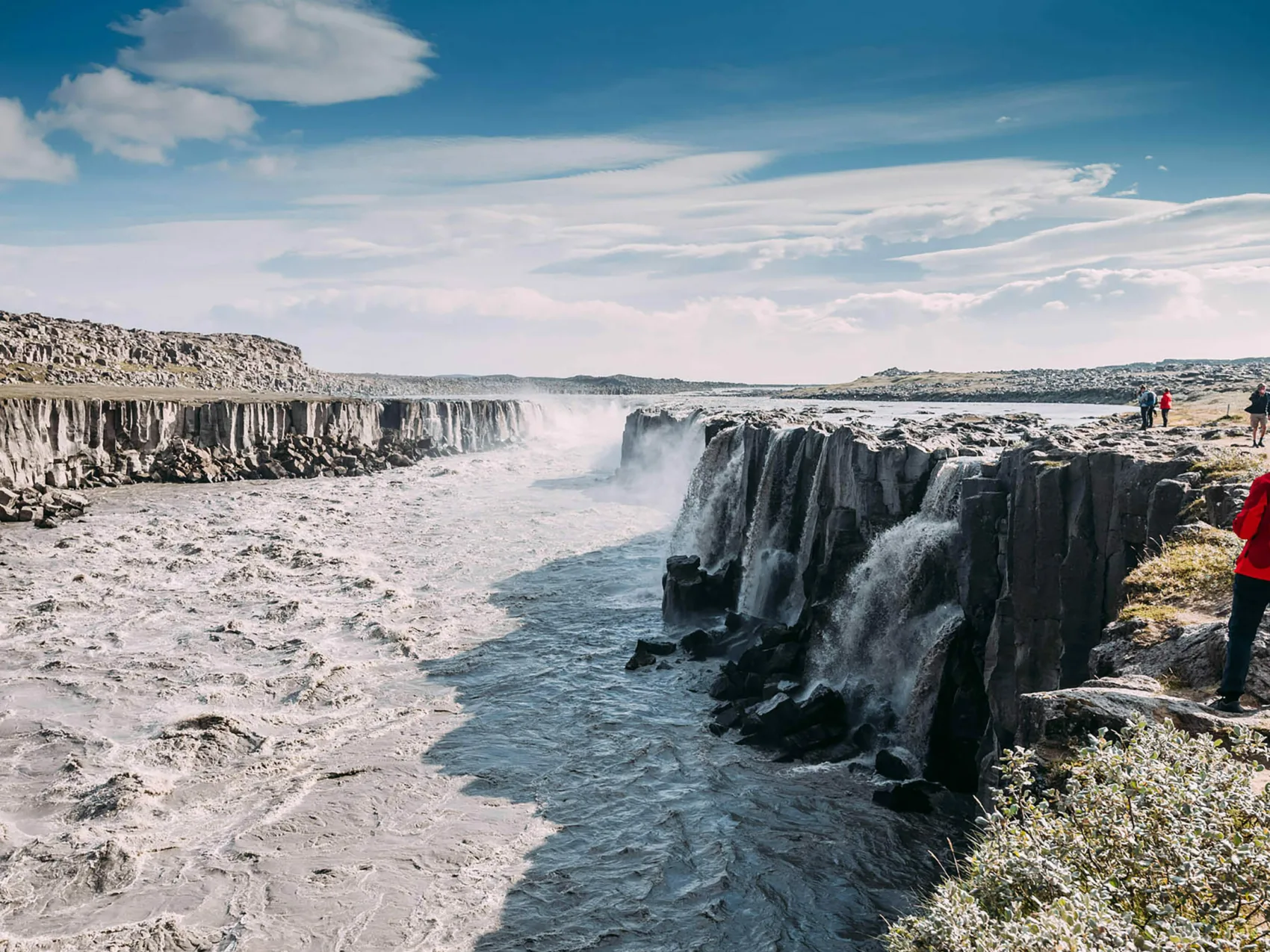 Der imposante Selfoss Wasserfall in Island, mit vielen ihn beobachtenden Touristen umherum
