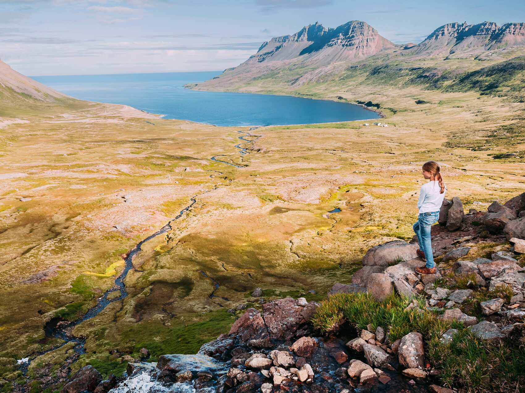Mädchen genießt Aussicht auf den Fjord, Westfjorde island