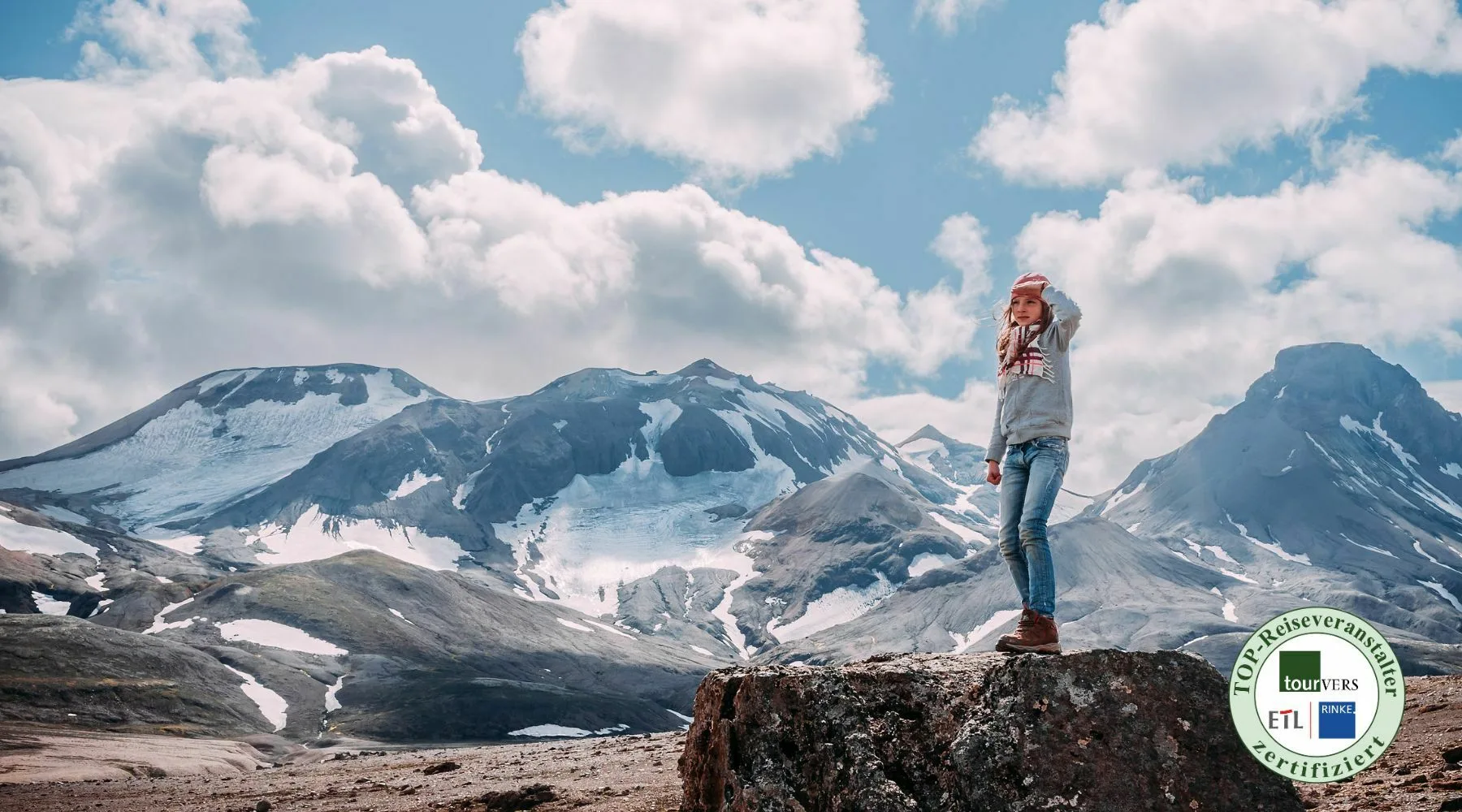 Islandreisen Berglandschaft, Mädchen auf einem Felsen