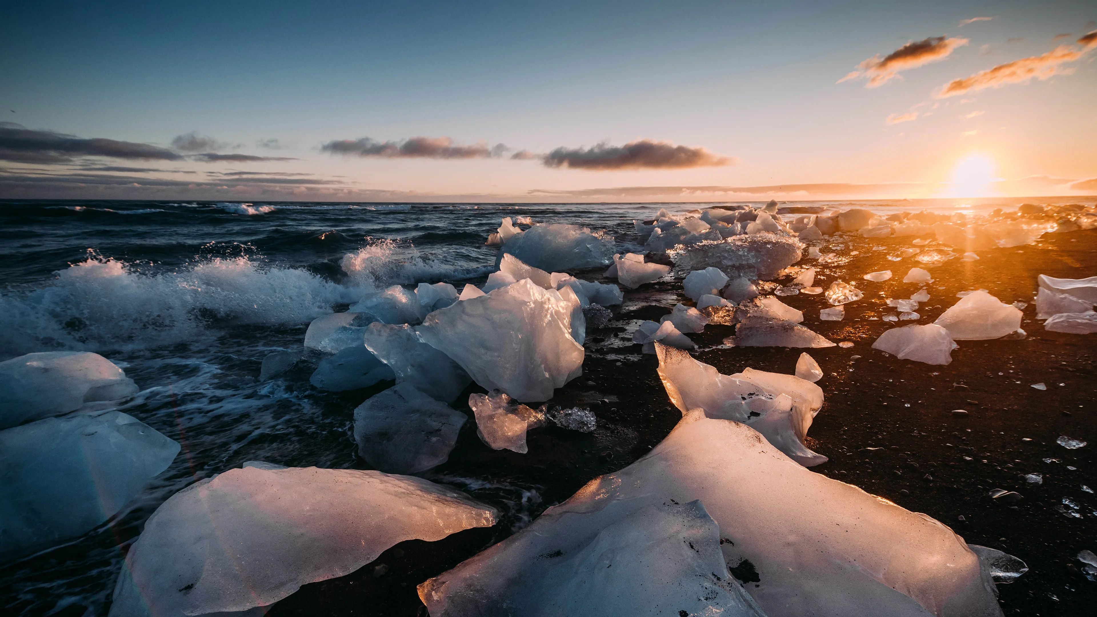 Leuchtende Eisberge bei Sonnenuntergang am Diamond Beach in Island