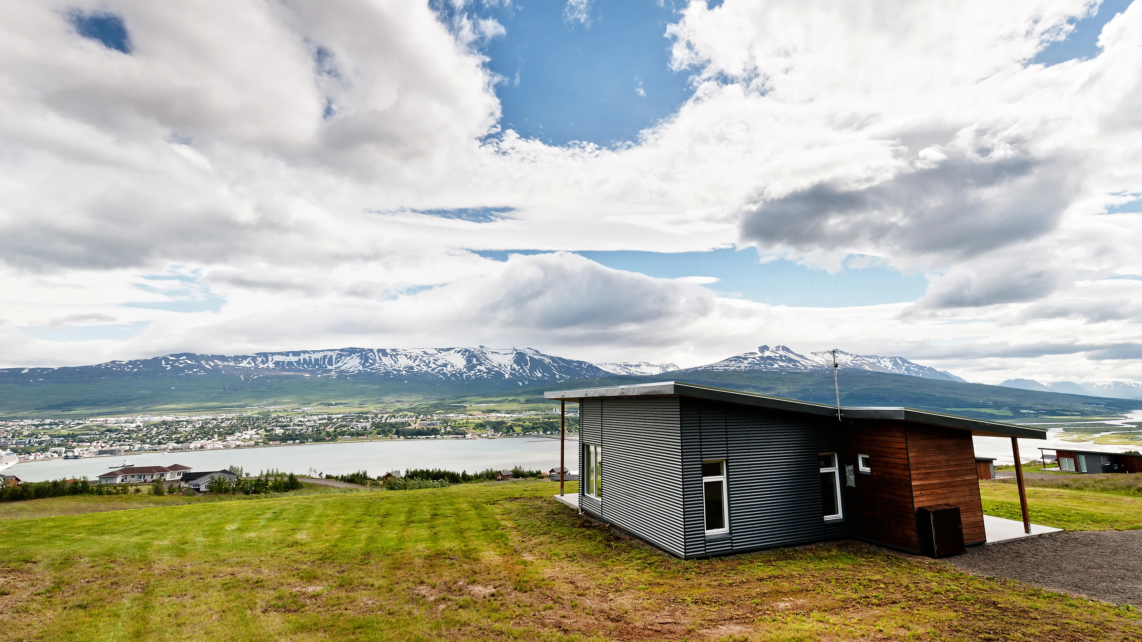 Ferienhaus am Fjord in Akureyri mit Blick auf die Stadt und die Berge