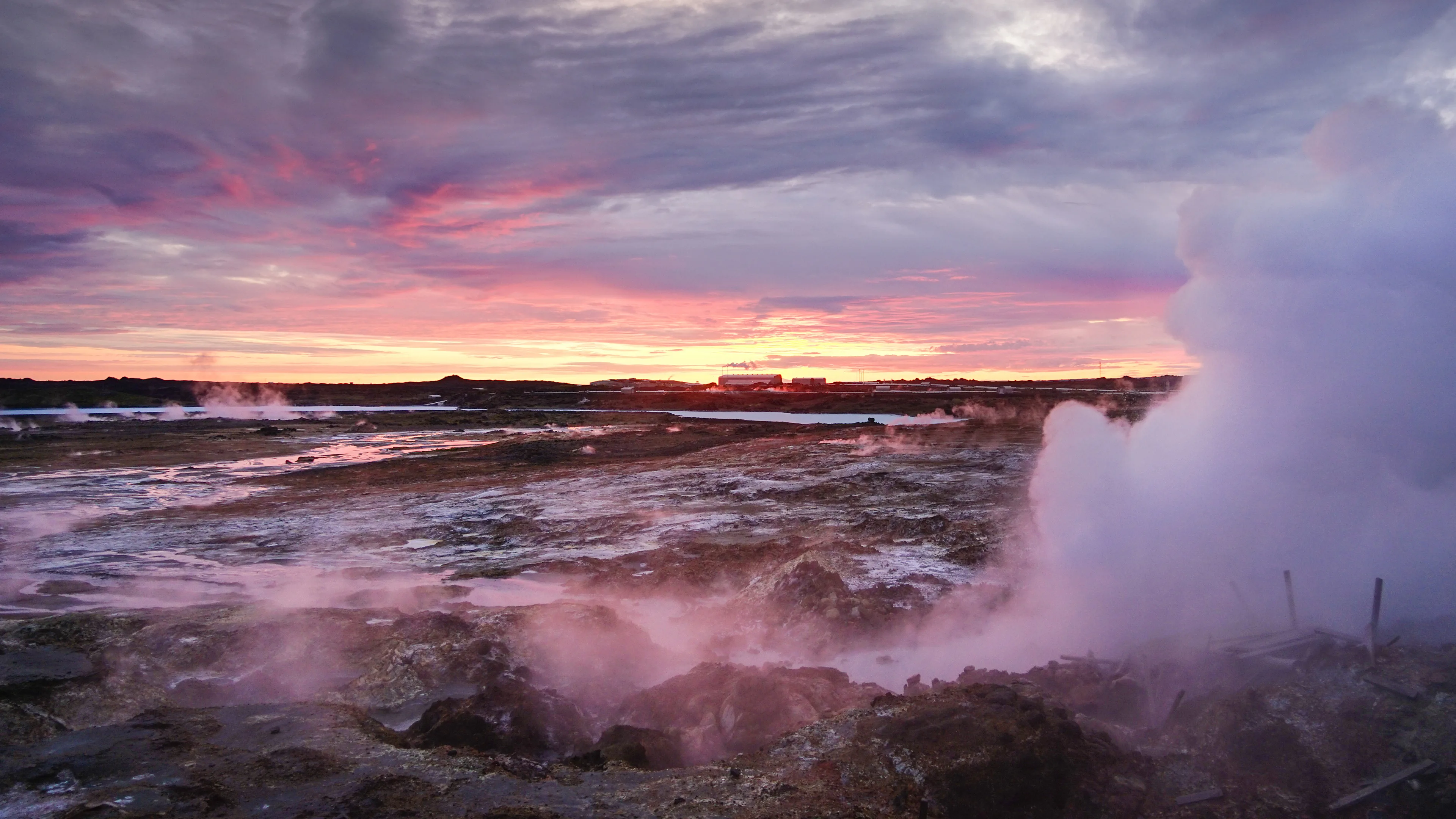 Fumarole bei wunderschönem orange-lilanem Sonnenuntergang in Island