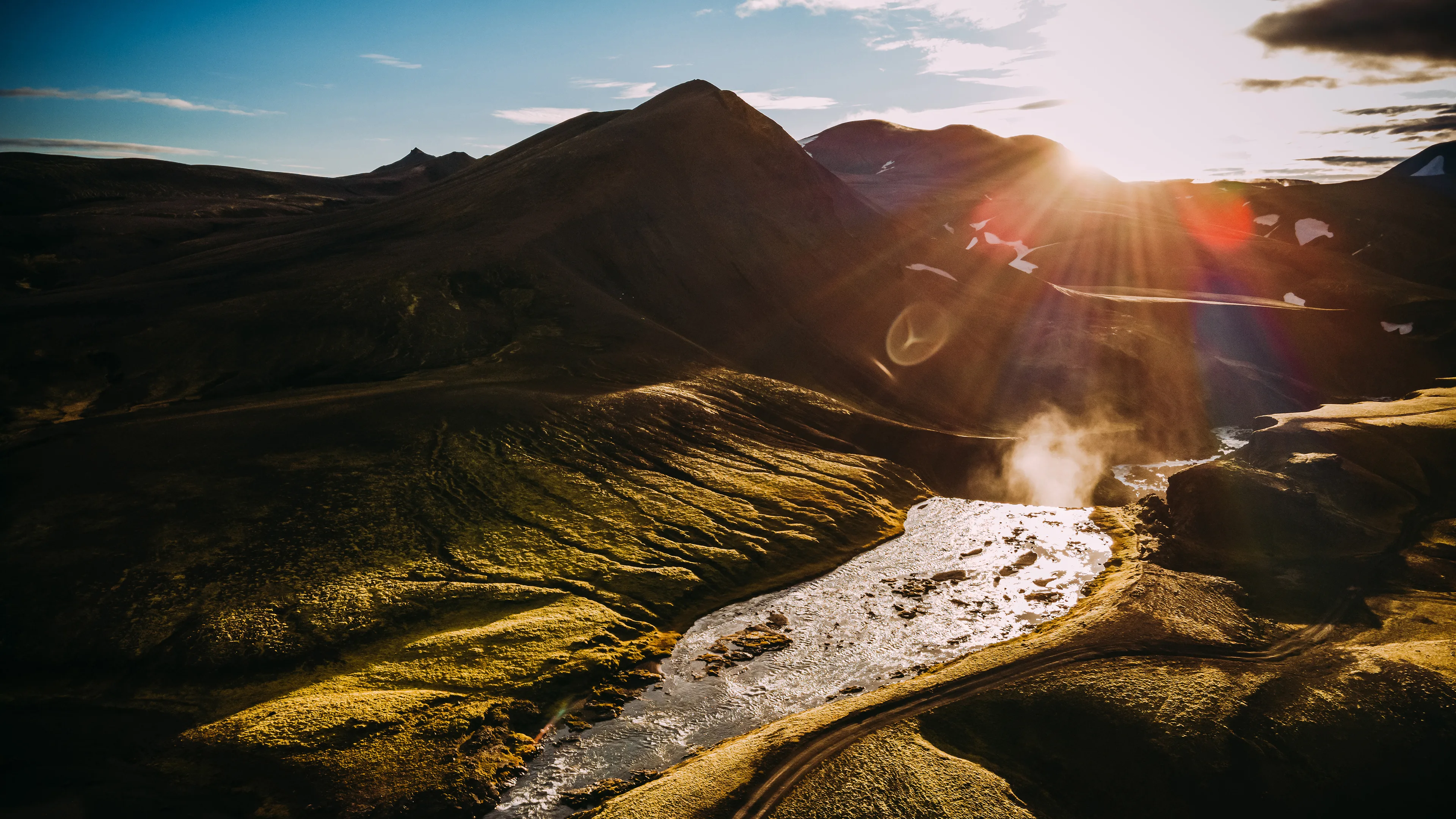 Isländische Hochland Landschaft, Blick von einem Berg aus auf einer drunter gelegenen Fluss der von der Sonne bestrahlt wird